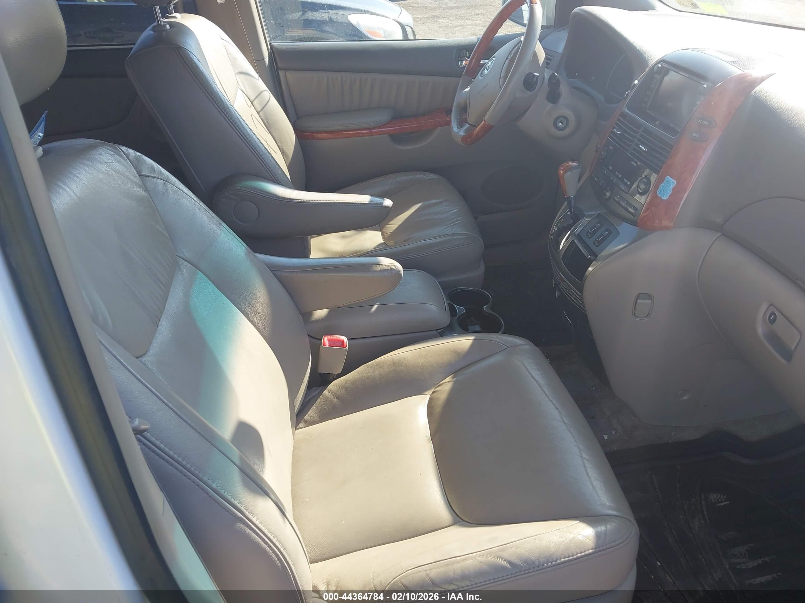 TOYOTA SIENNA image 5