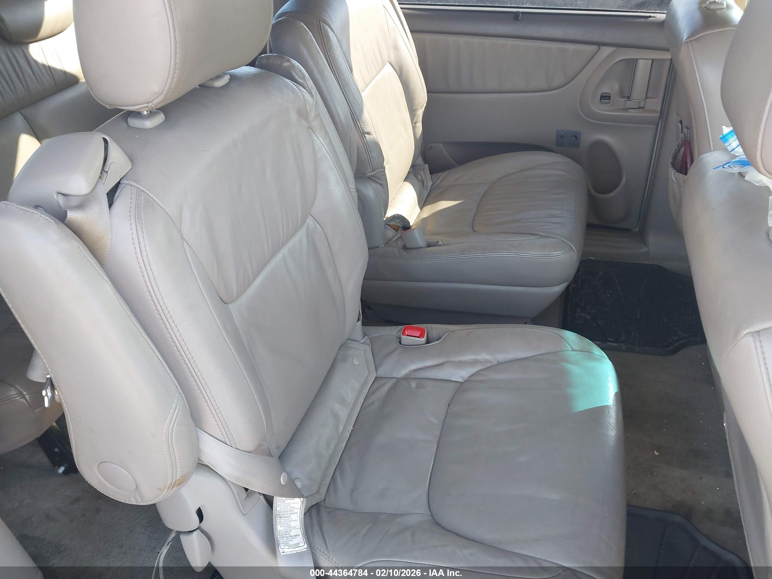 TOYOTA SIENNA image 8