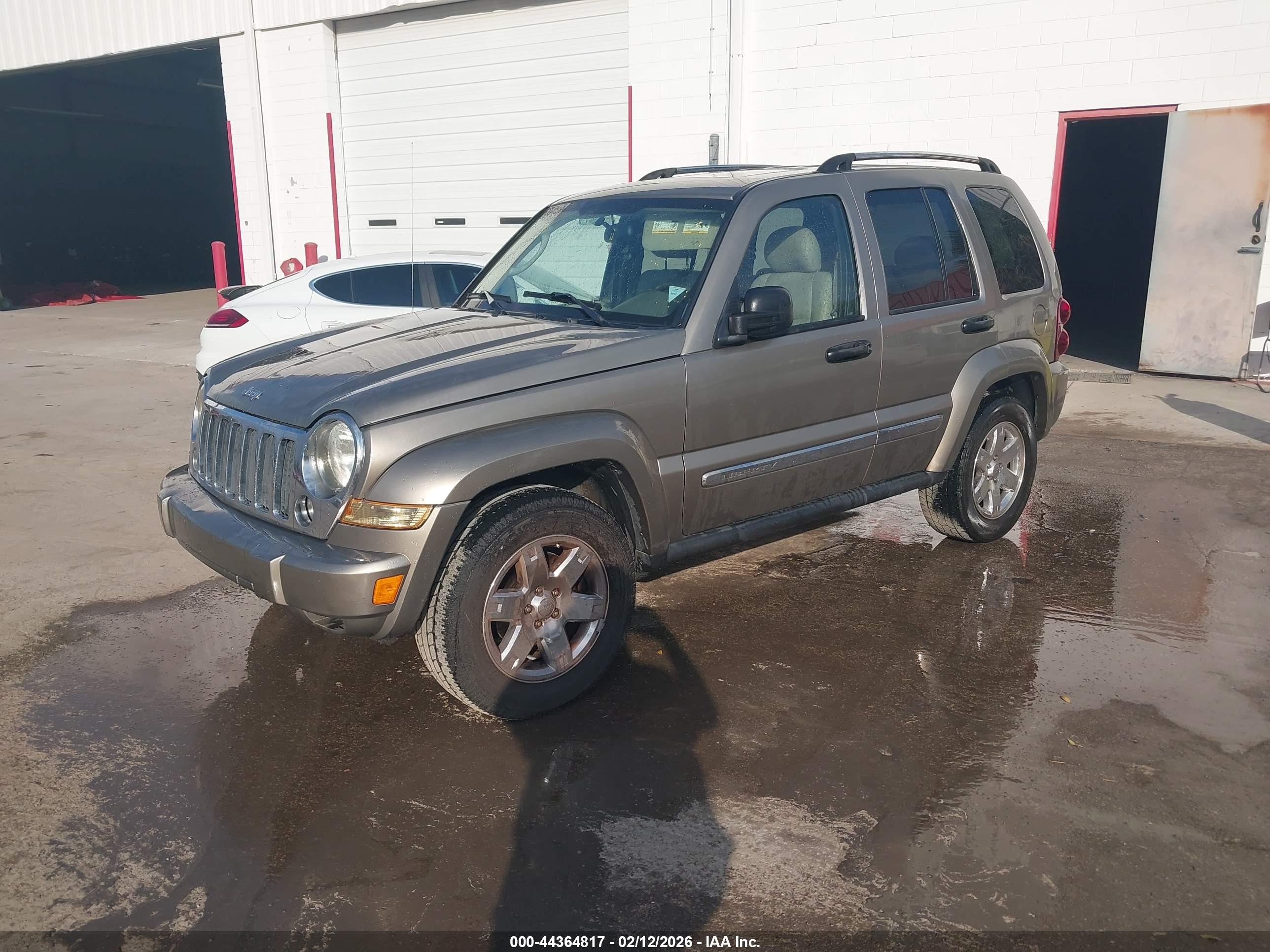 JEEP LIBERTY image 2