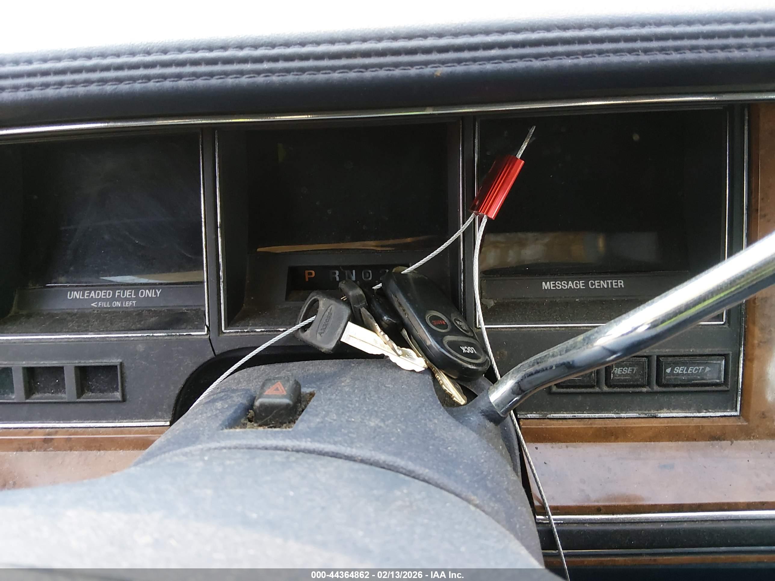 LINCOLN TOWN image 11