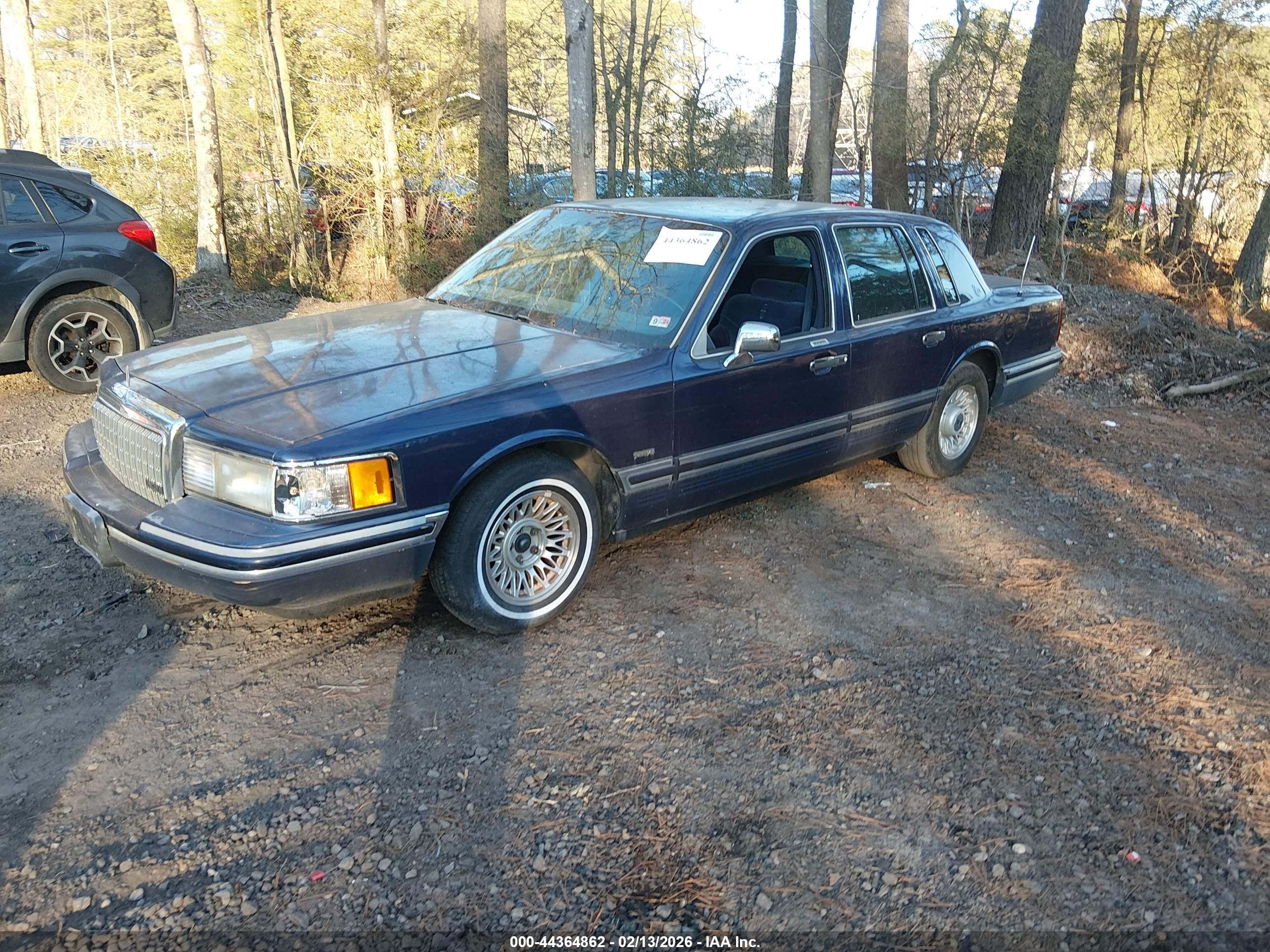 LINCOLN TOWN image 2