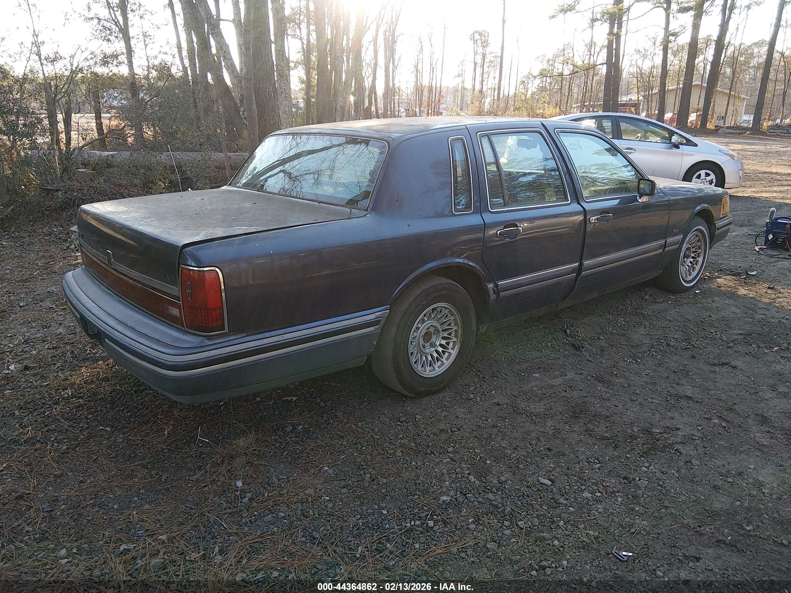 LINCOLN TOWN image 4