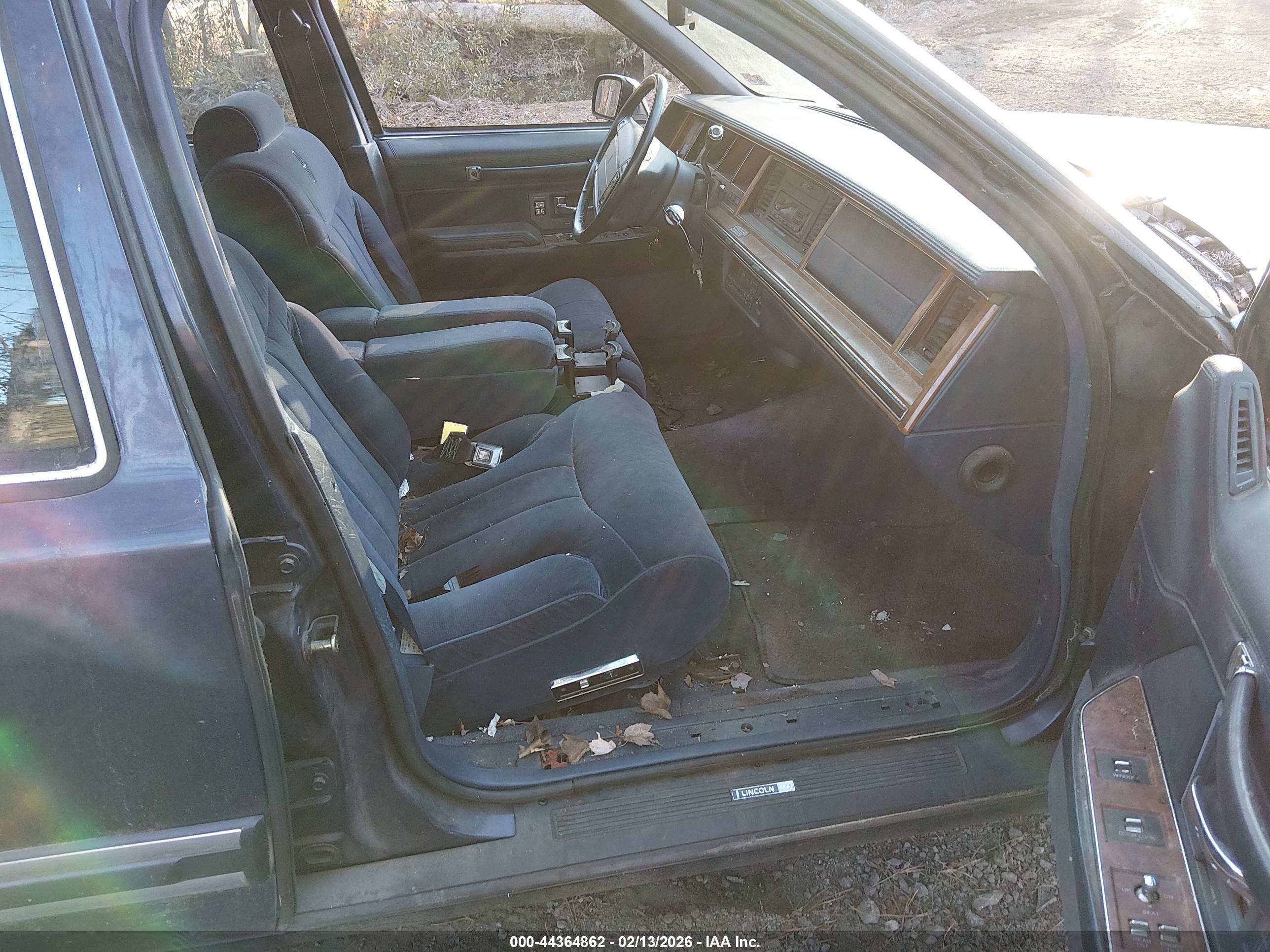 LINCOLN TOWN image 5