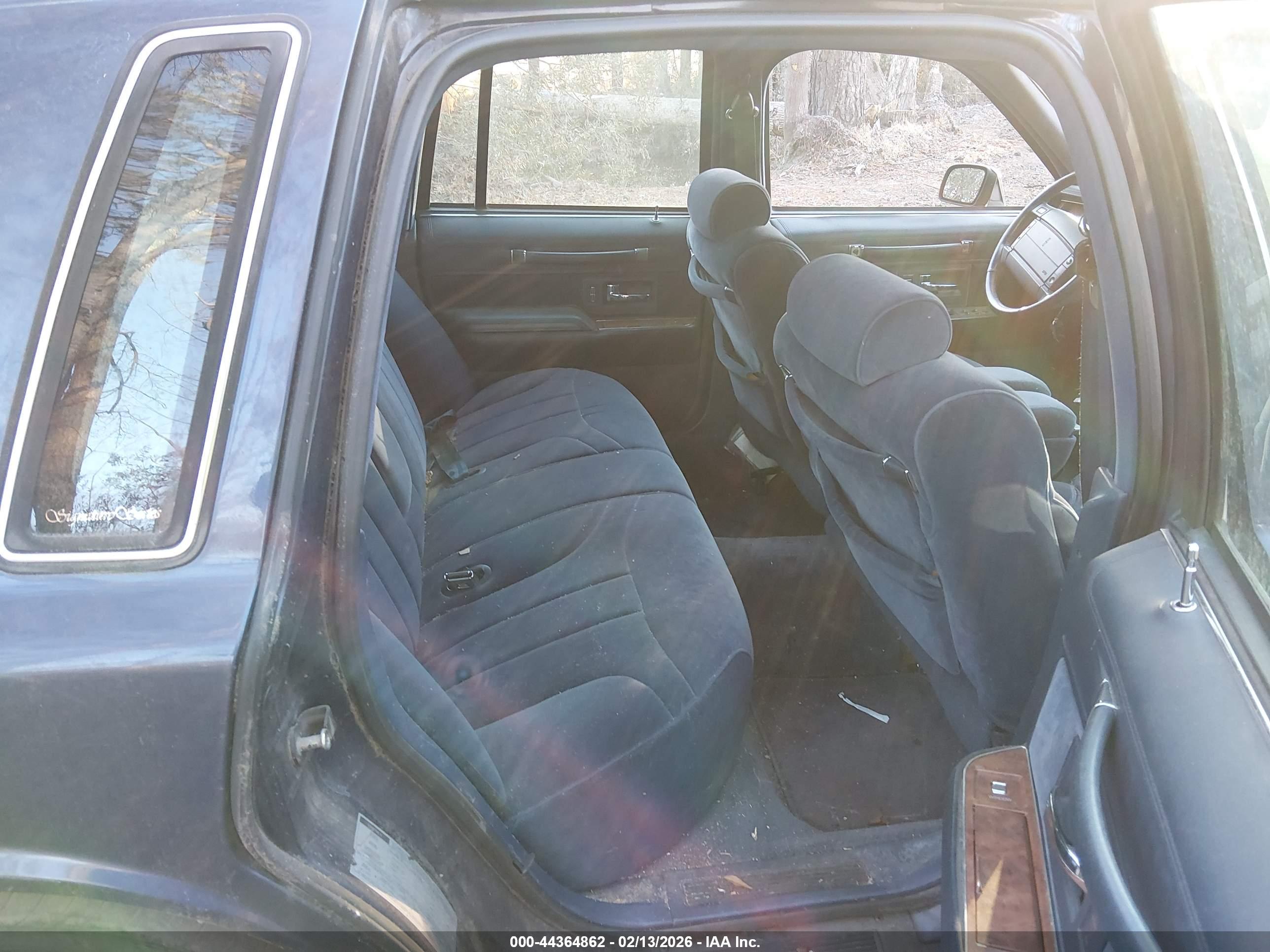 LINCOLN TOWN image 8