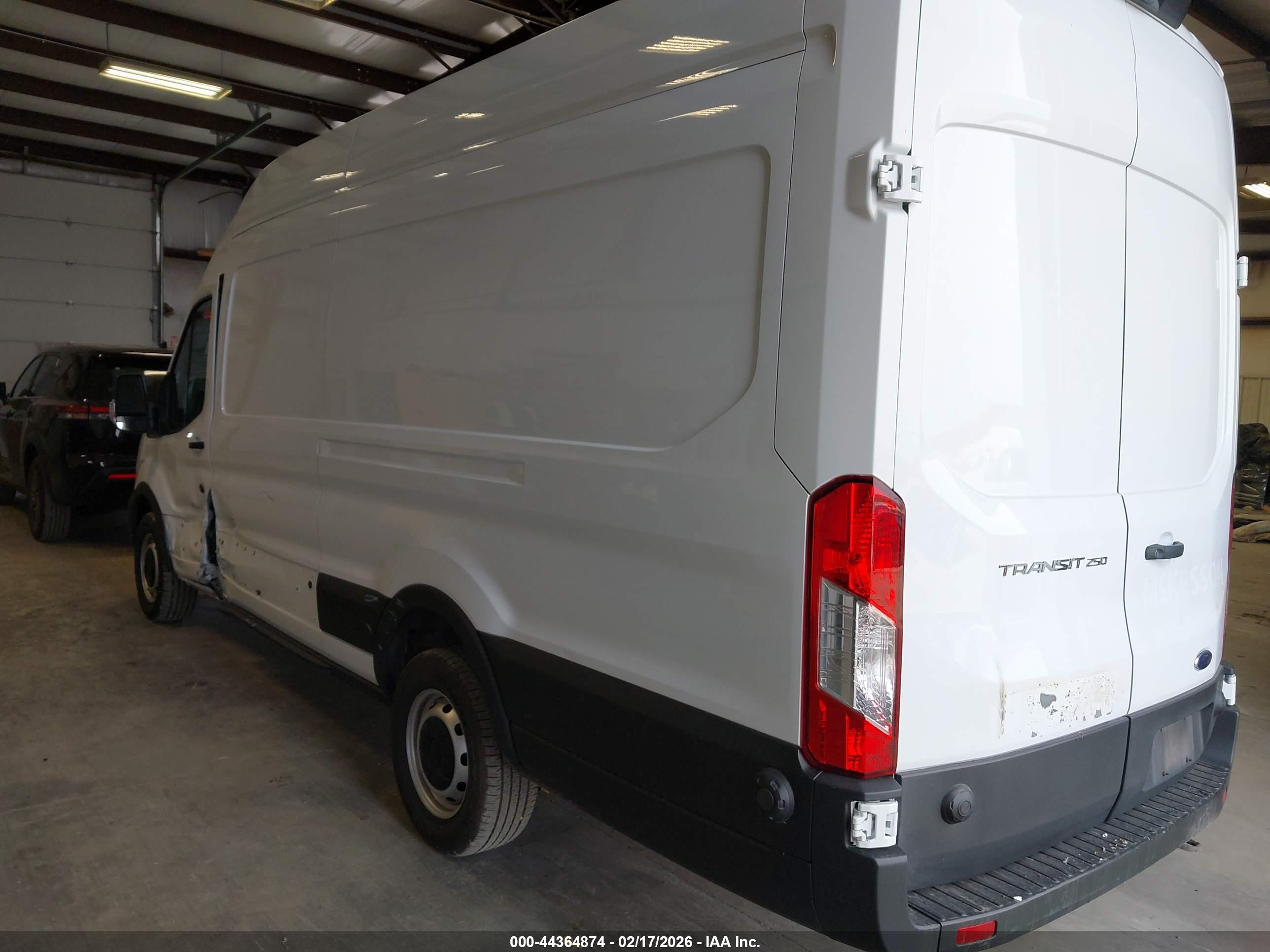 FORD TRANSIT-250 image 3