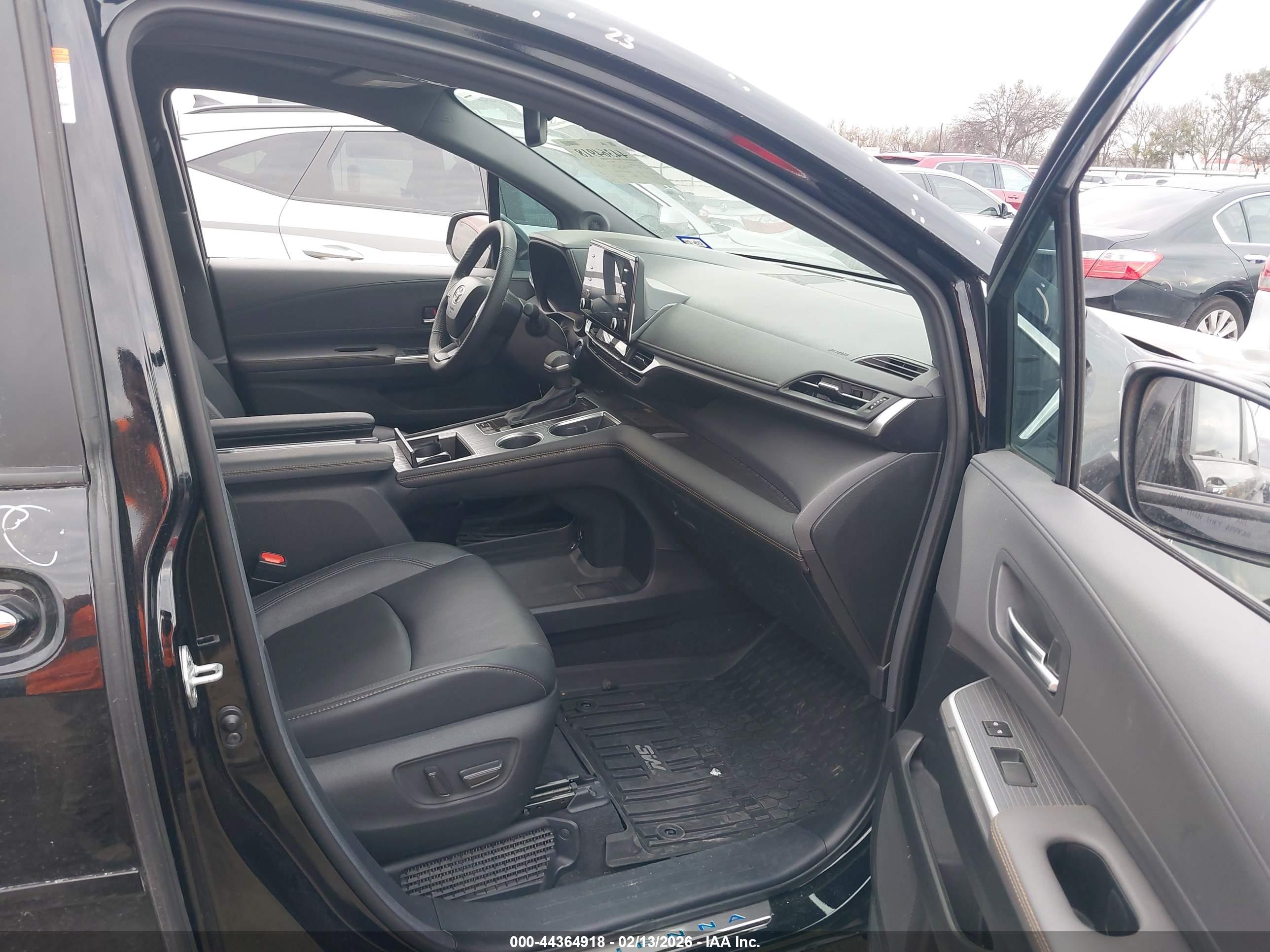 TOYOTA SIENNA image 5