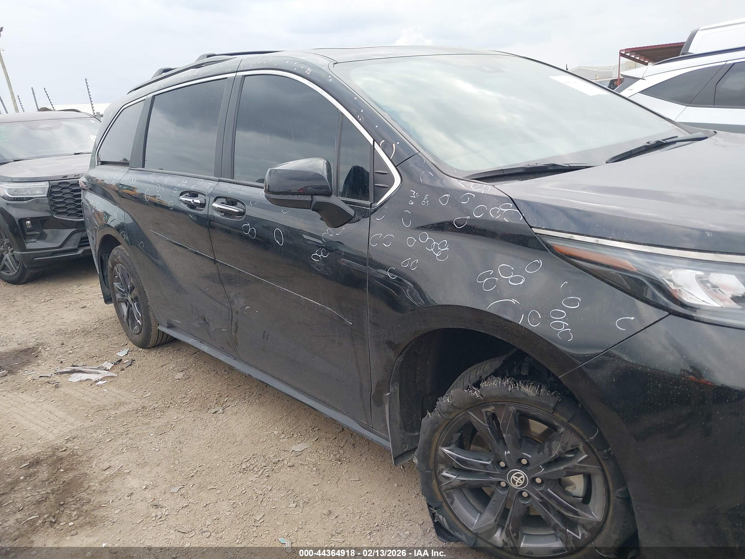 TOYOTA SIENNA image 6