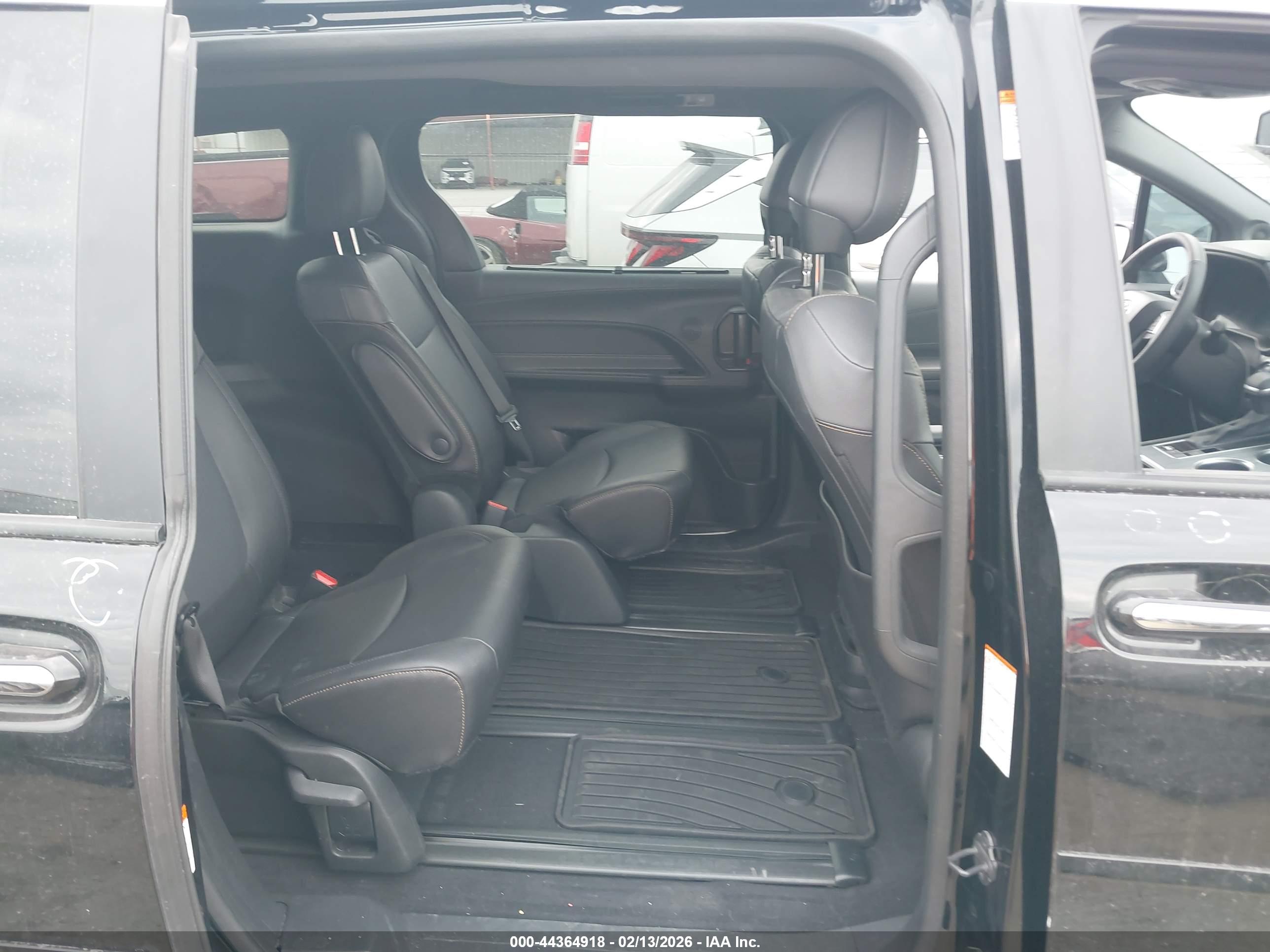 TOYOTA SIENNA image 8