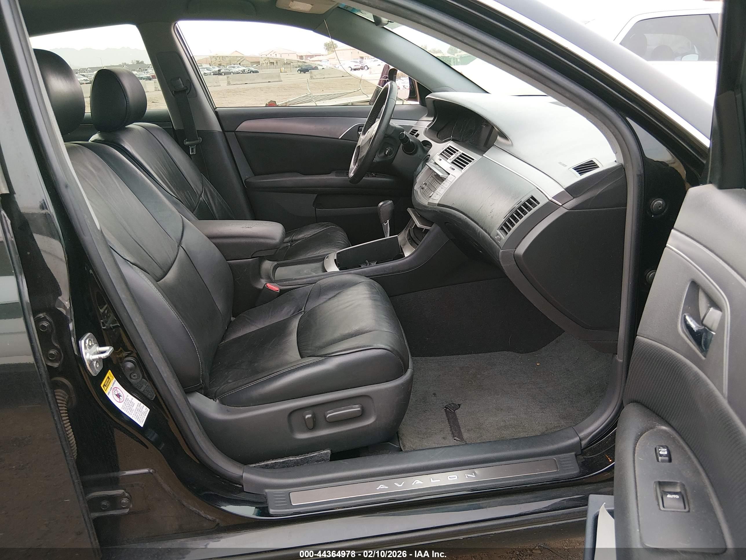 TOYOTA AVALON image 5