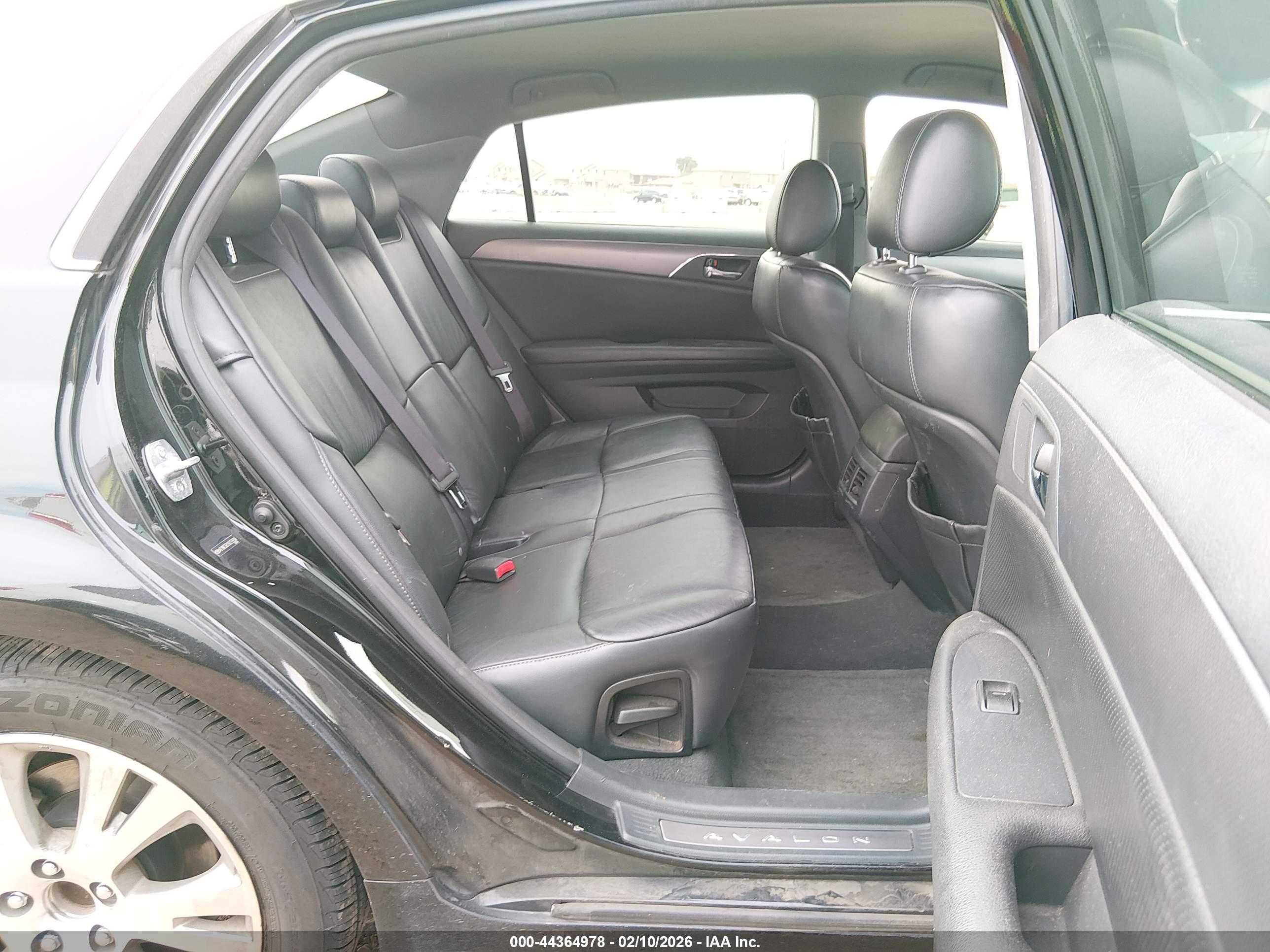 TOYOTA AVALON image 8