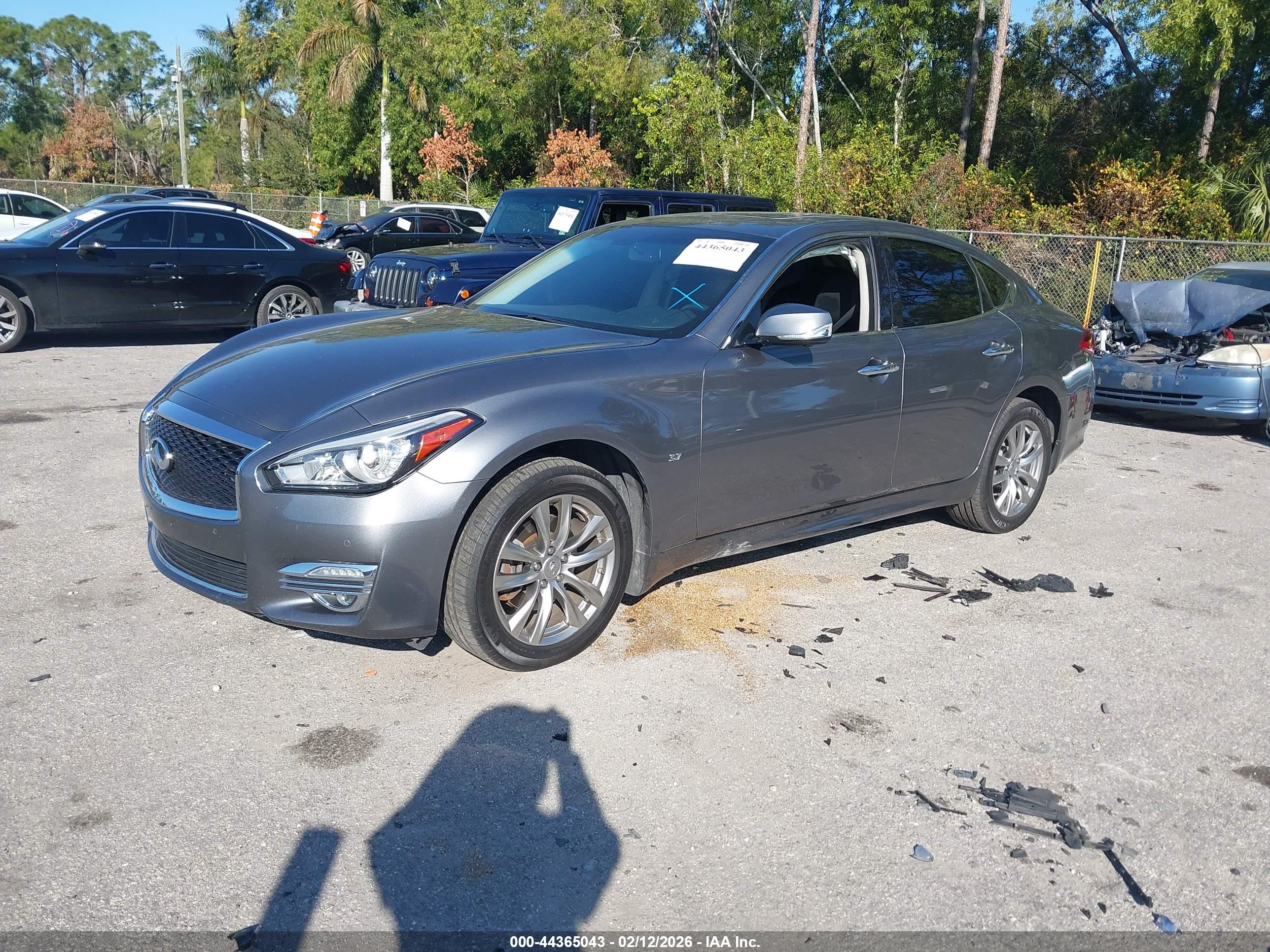 INFINITI Q70 image 2