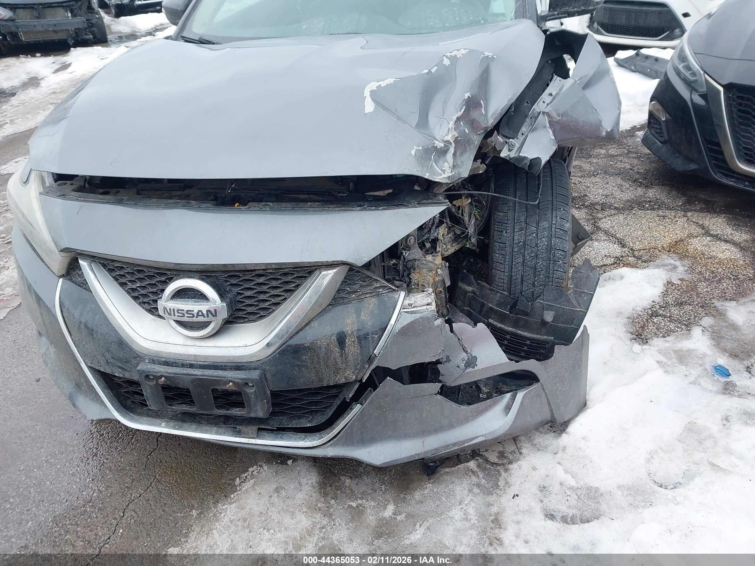 NISSAN MAXIMA image 6