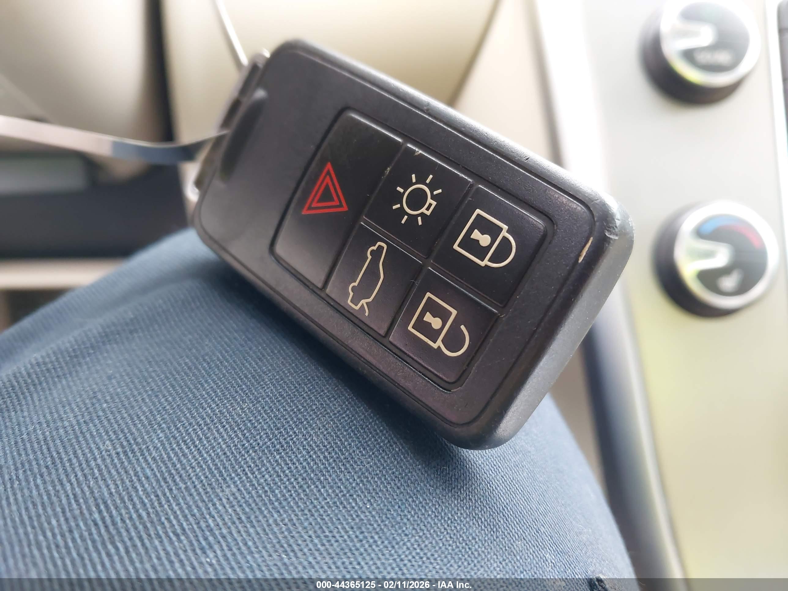 VOLVO XC60 image 11