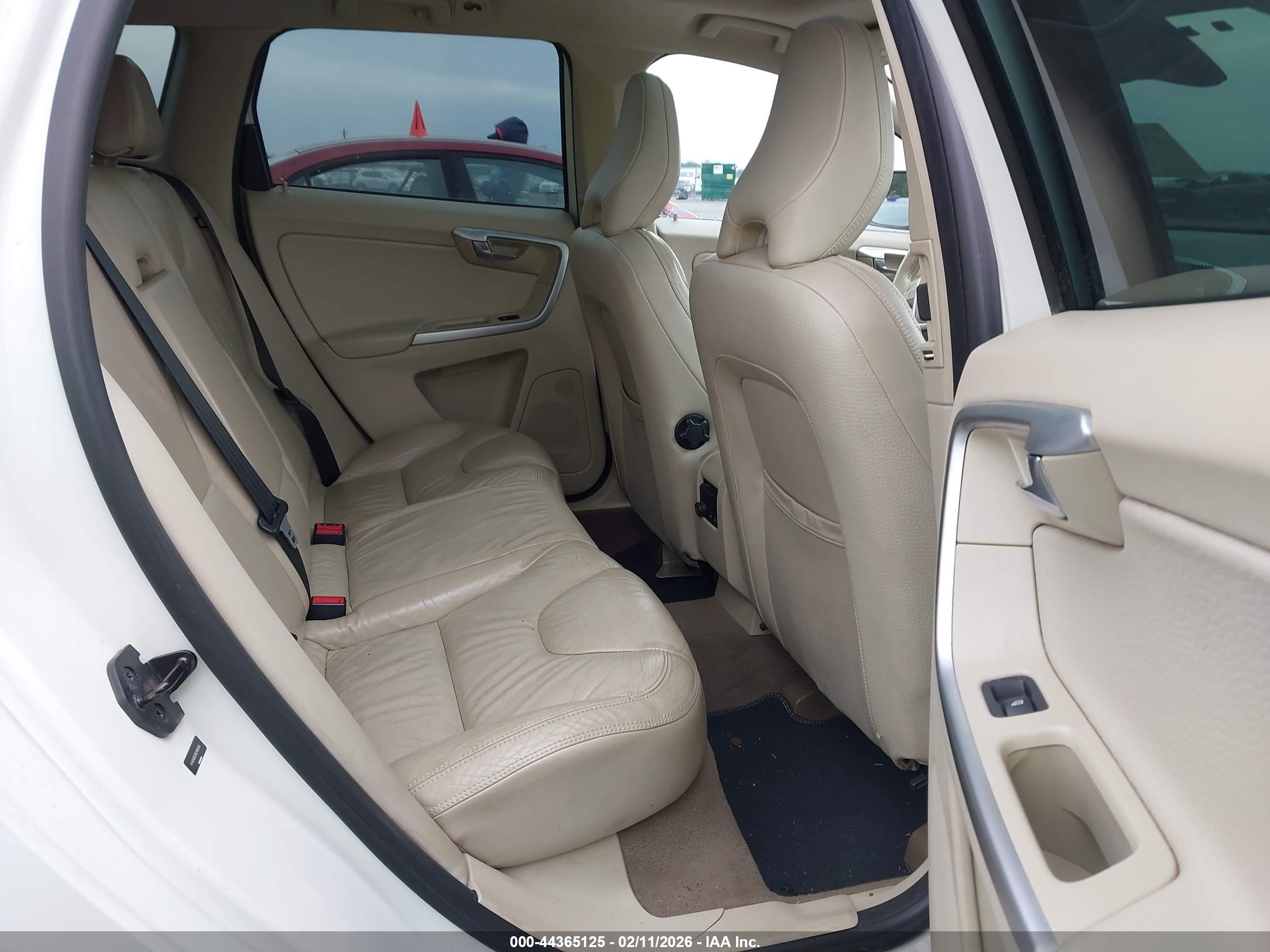 VOLVO XC60 image 8