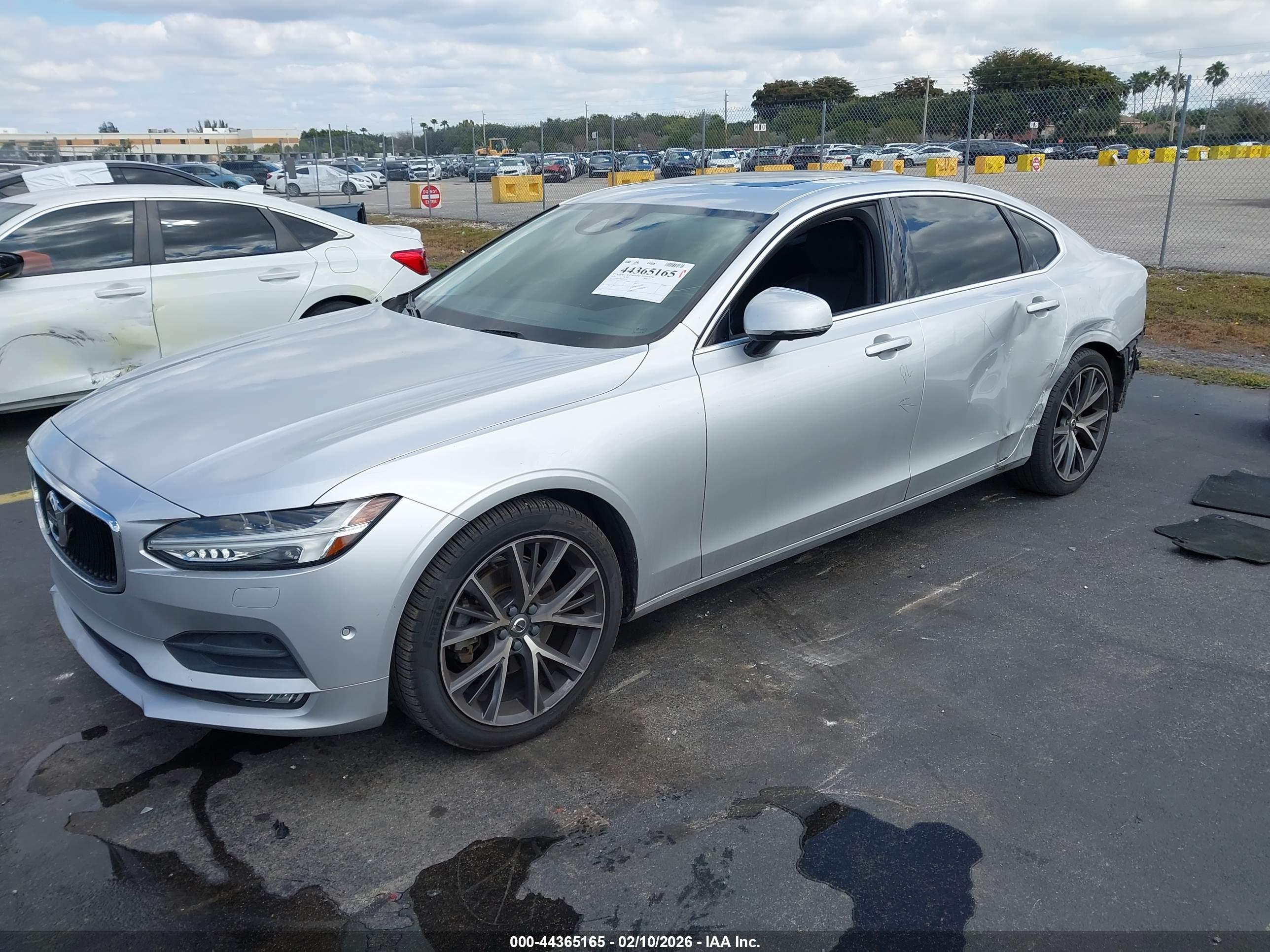 VOLVO S90 image 2