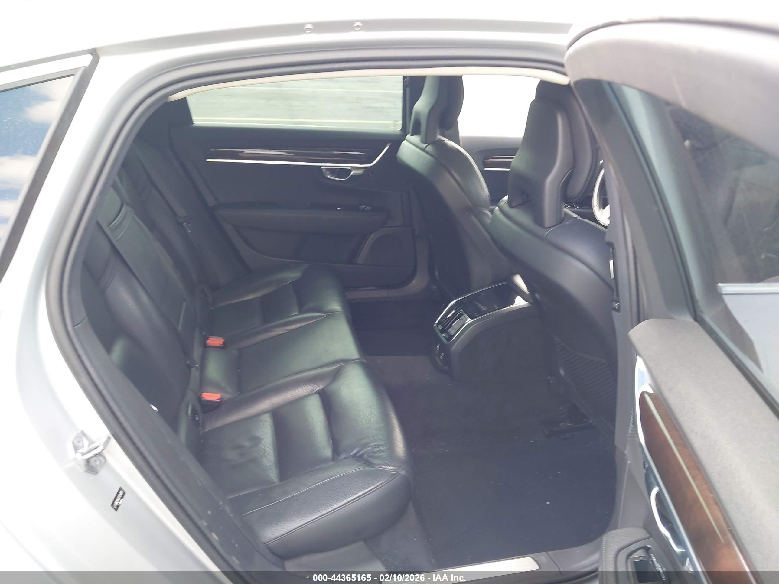 VOLVO S90 image 8