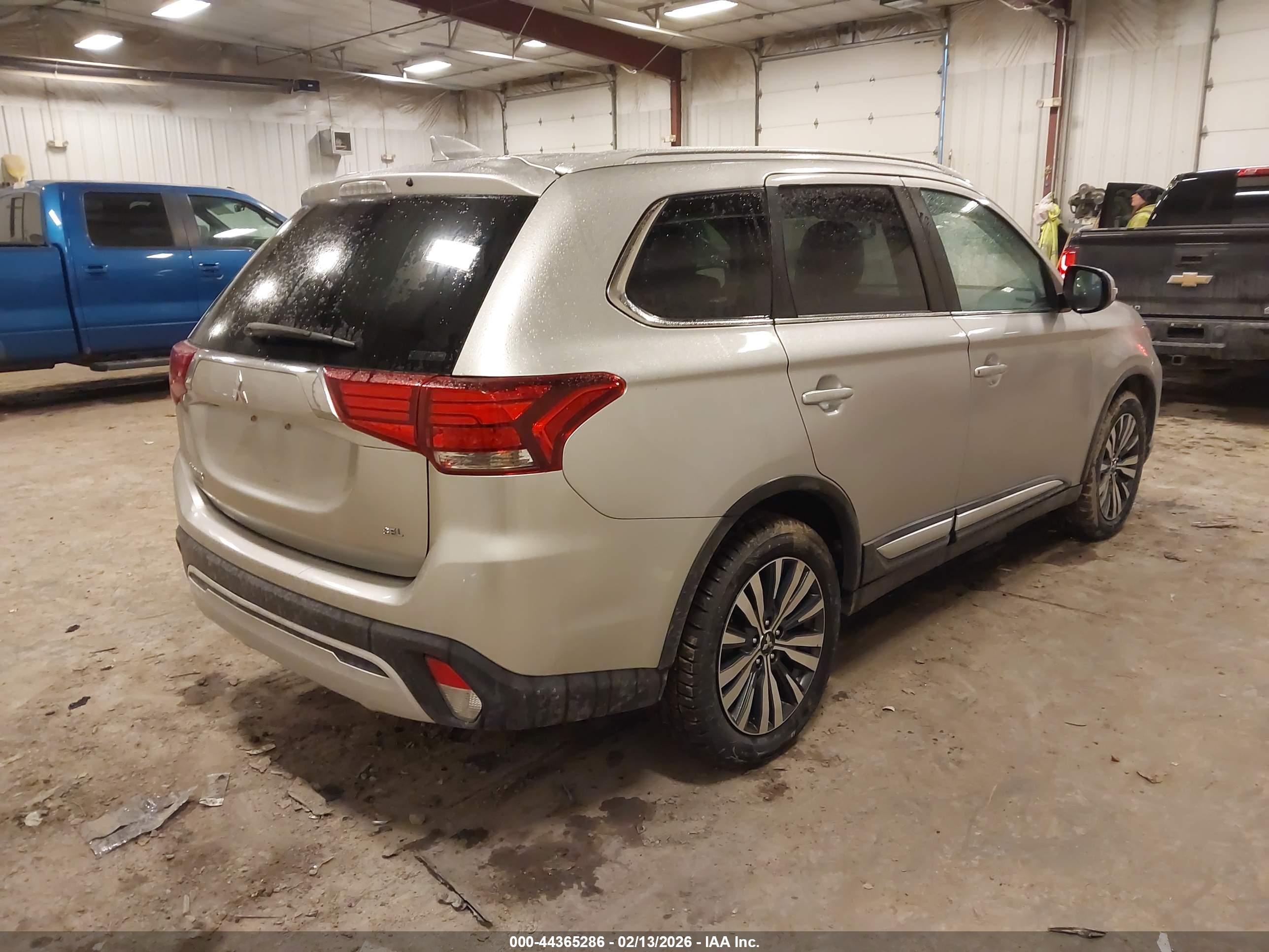 MITSUBISHI OUTLANDER image 4