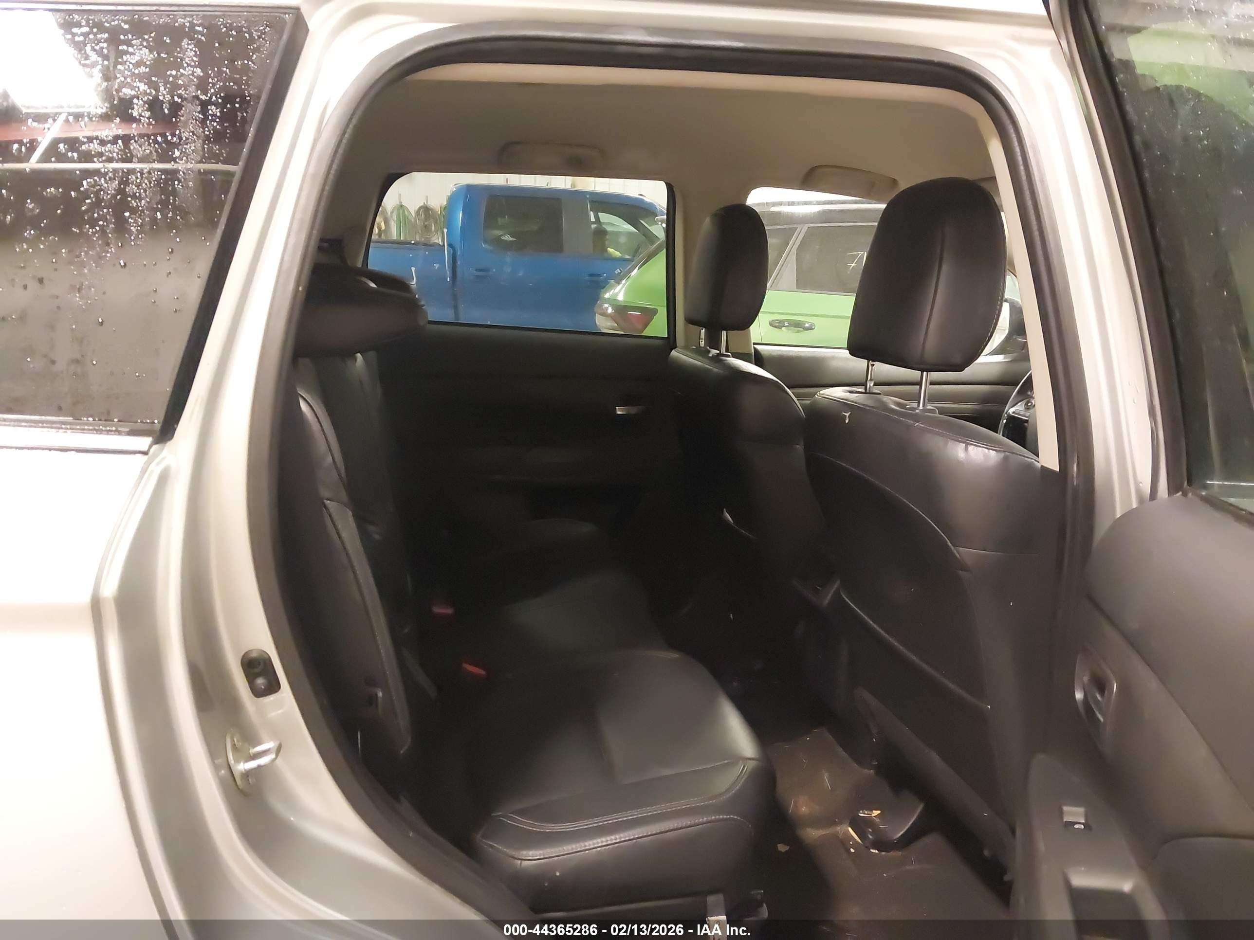 MITSUBISHI OUTLANDER image 8