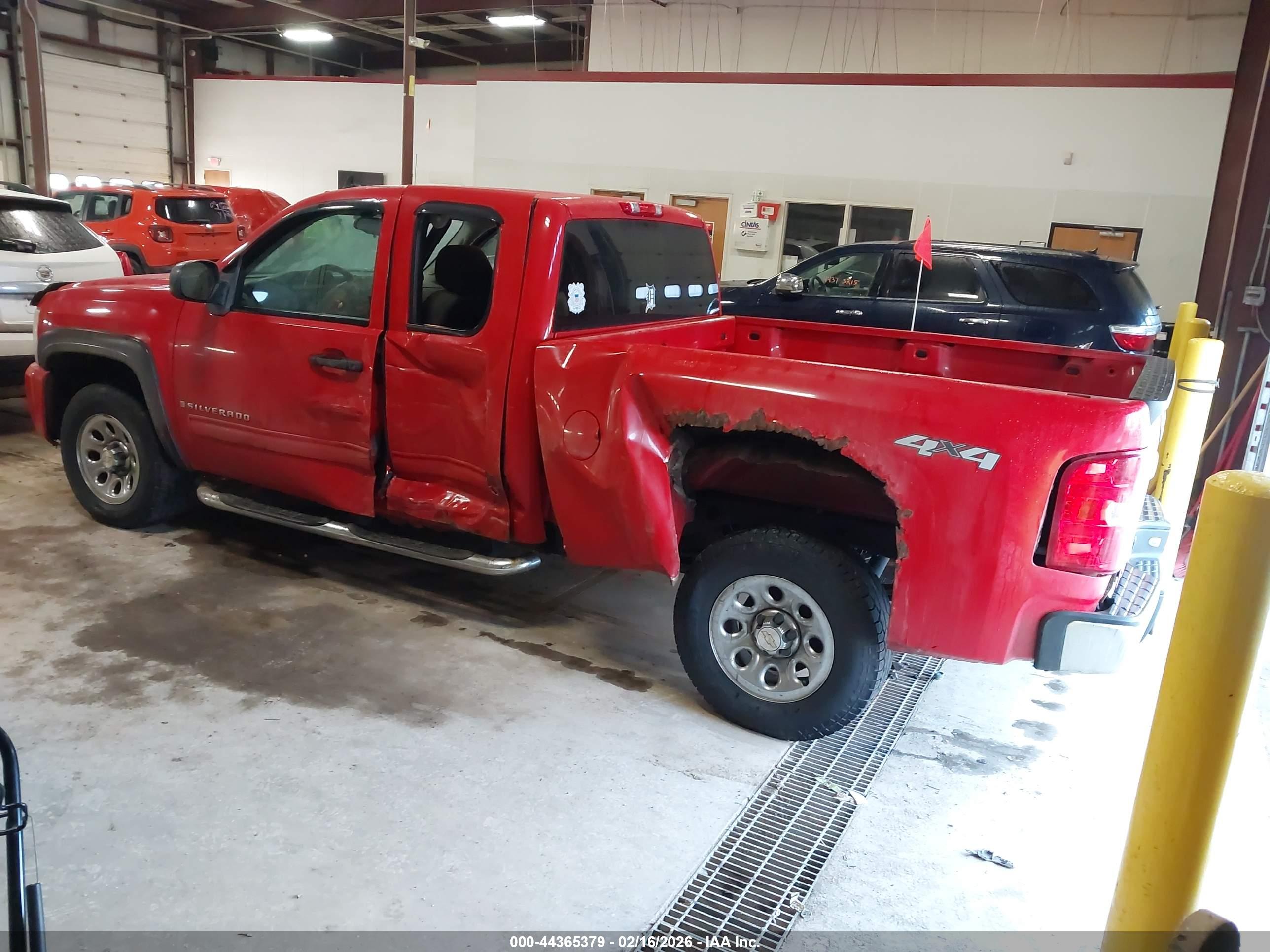 CHEVROLET SILVERADO image 3