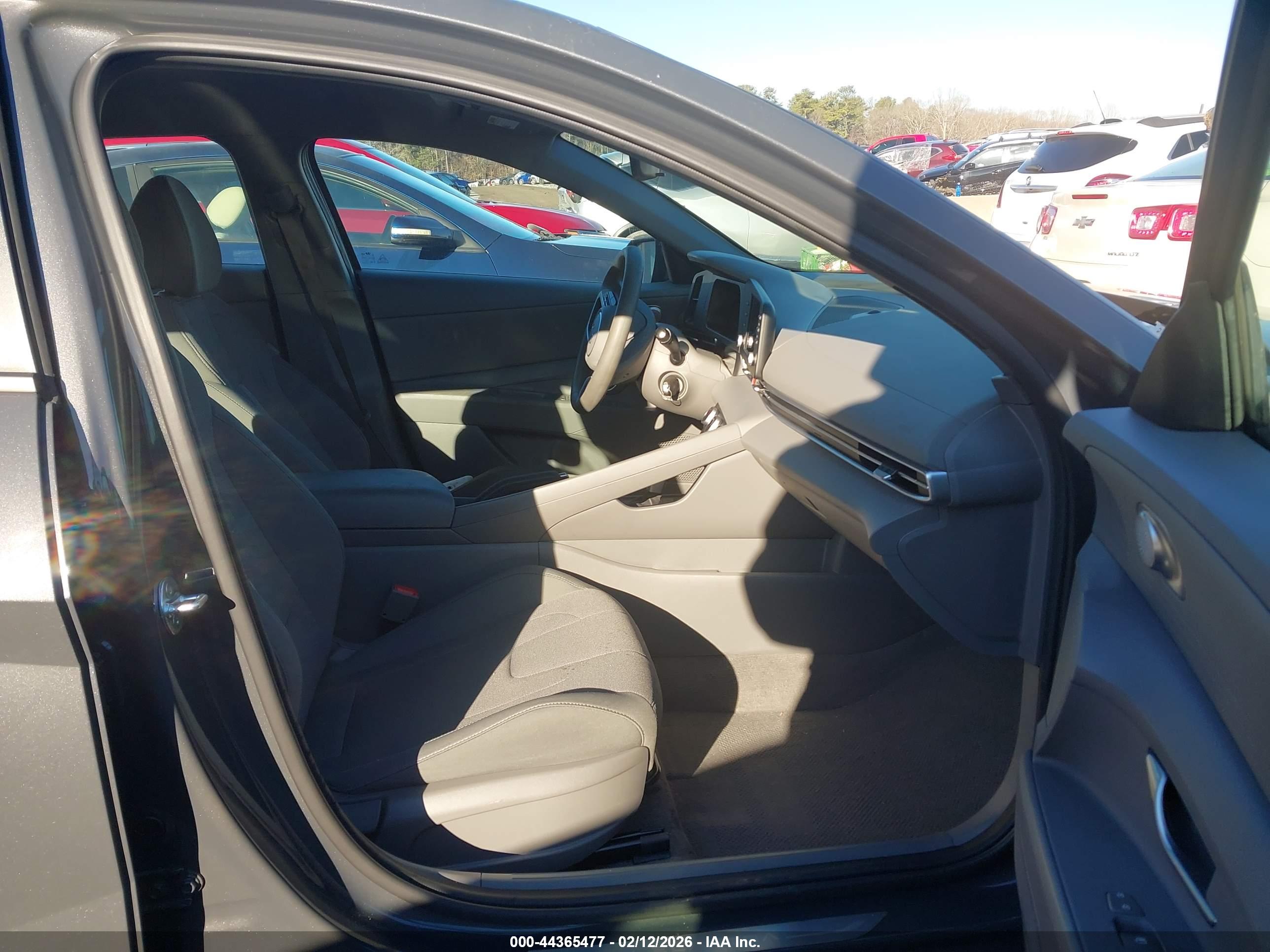 HYUNDAI ELANTRA image 5
