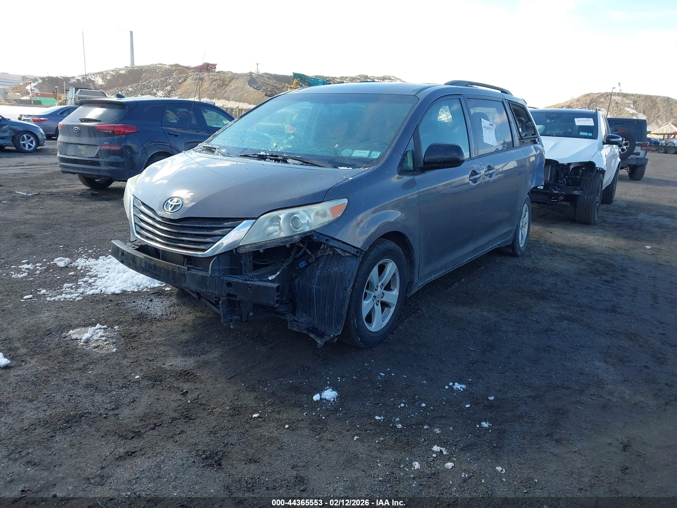 TOYOTA SIENNA image 2