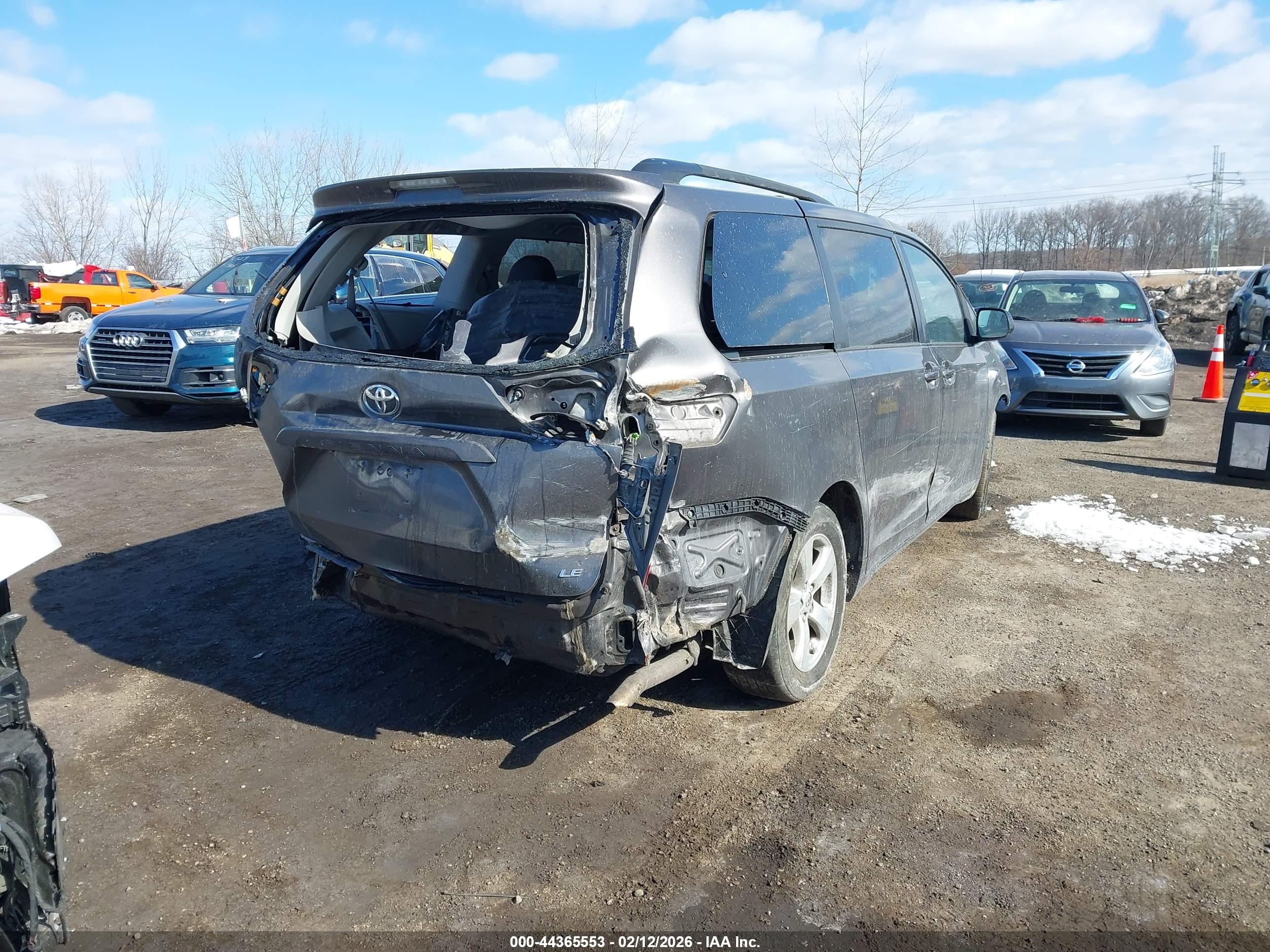 TOYOTA SIENNA image 4