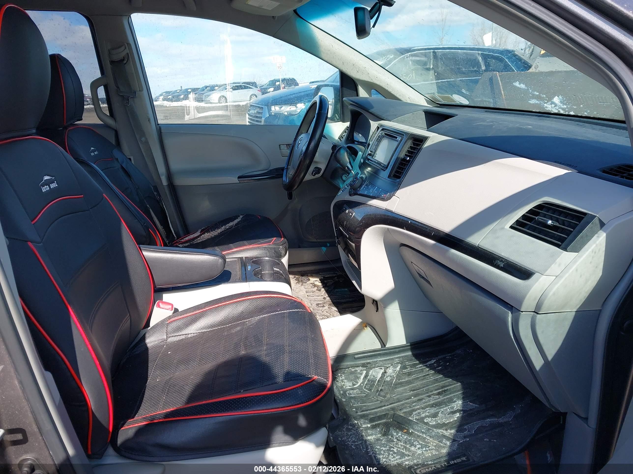 TOYOTA SIENNA image 5