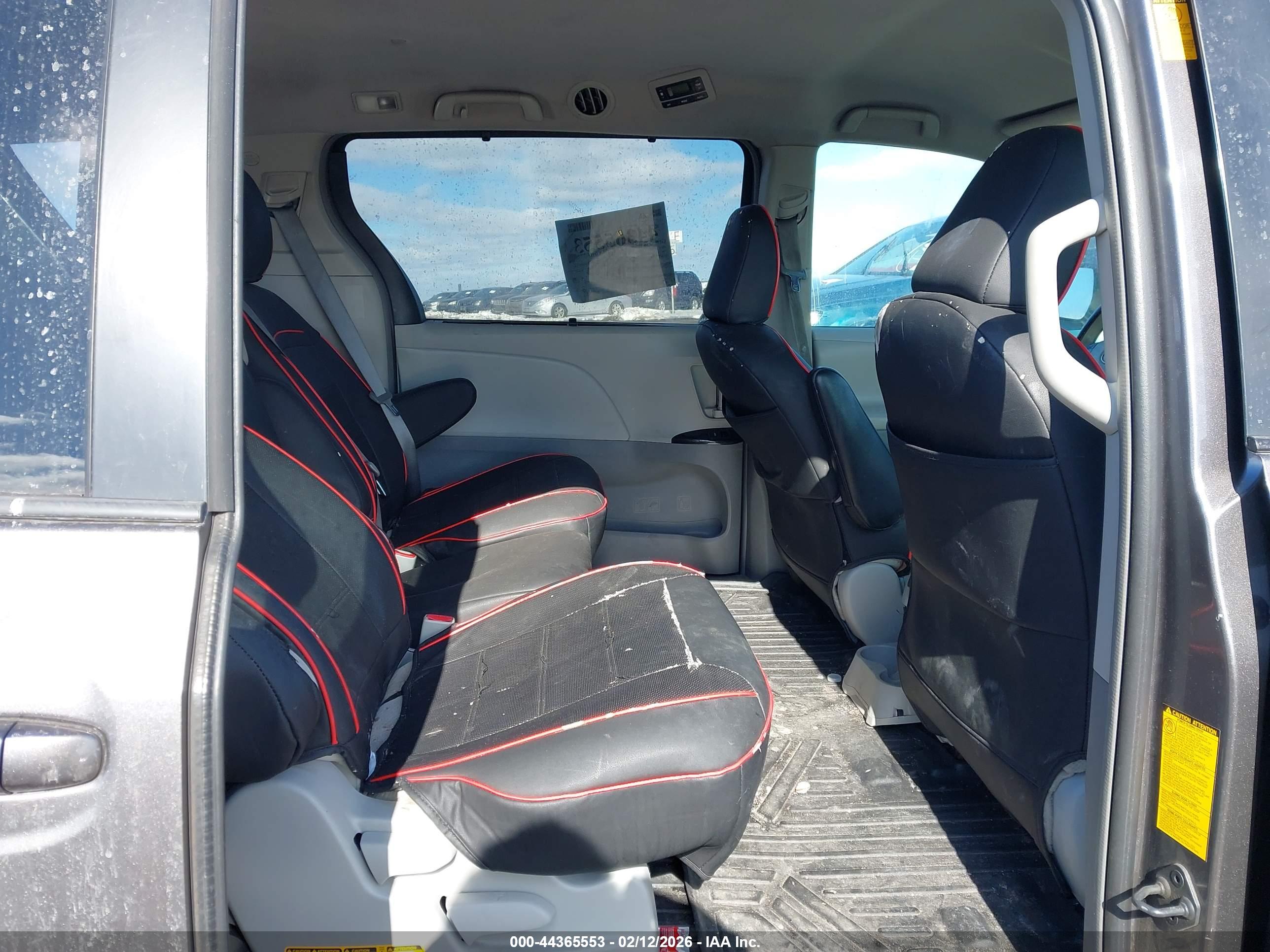TOYOTA SIENNA image 8