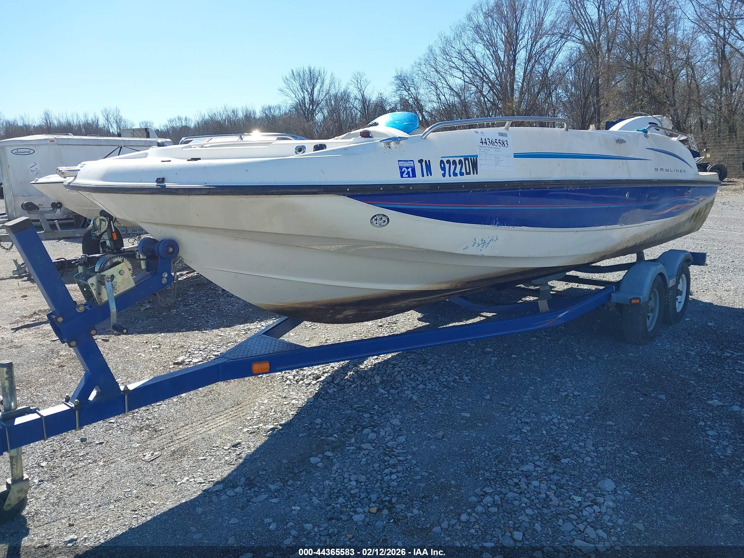BAYLINER DECKBOAT image 2