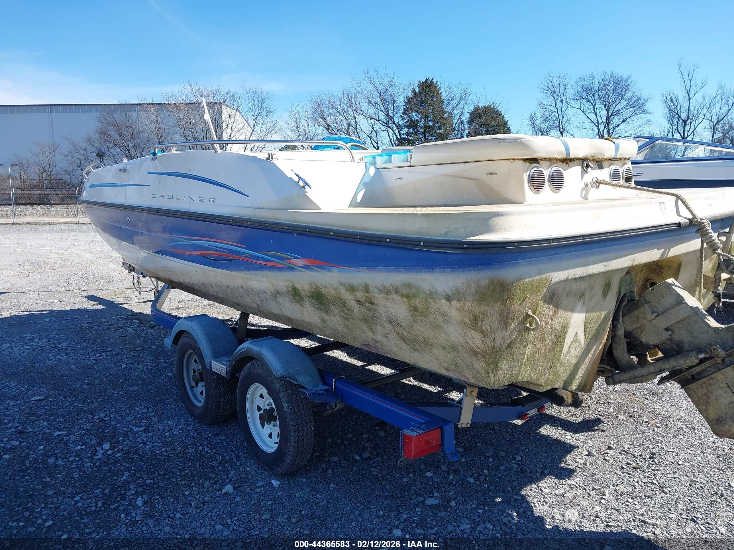 BAYLINER DECKBOAT image 3