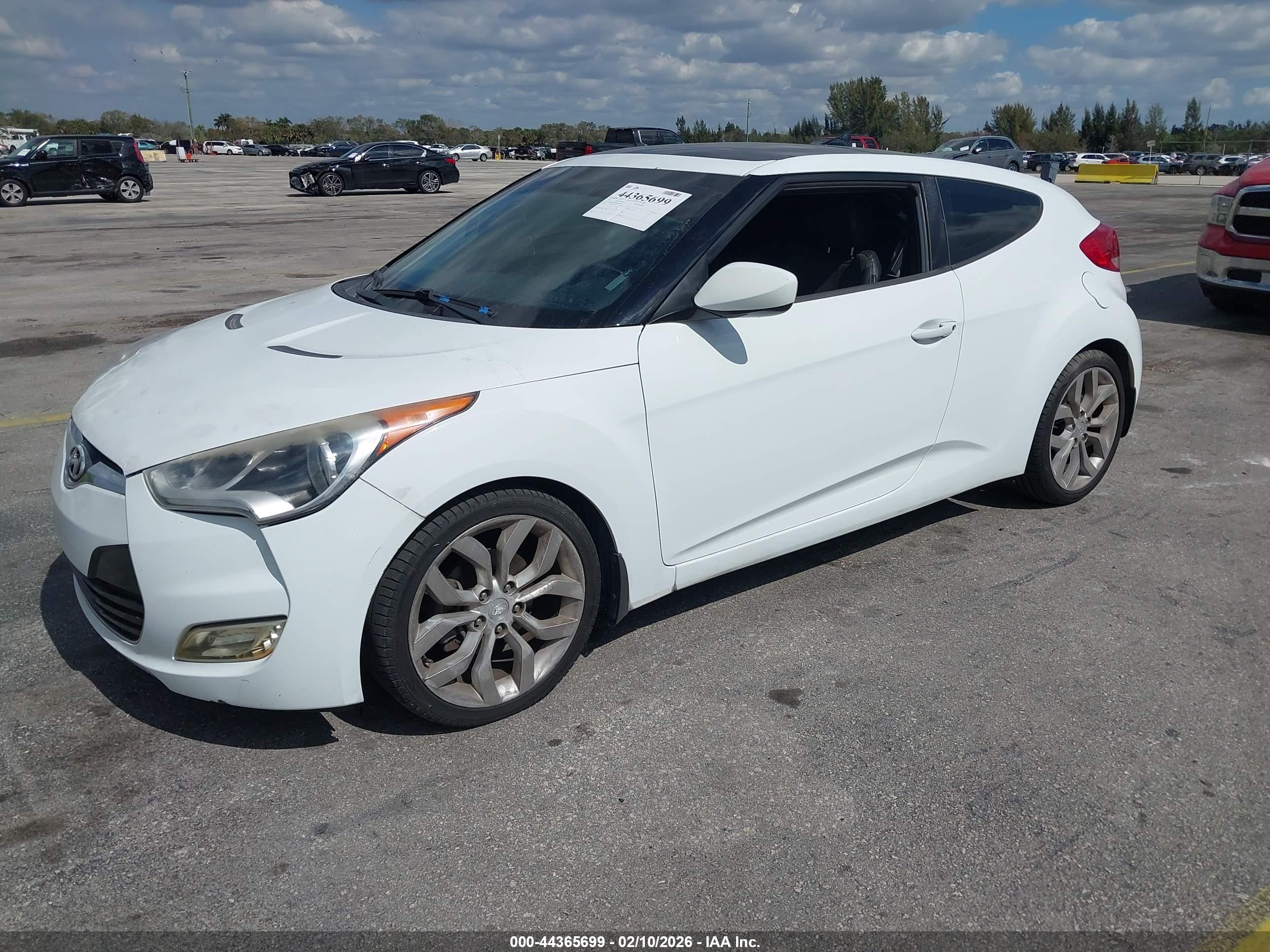 HYUNDAI VELOSTER image 2
