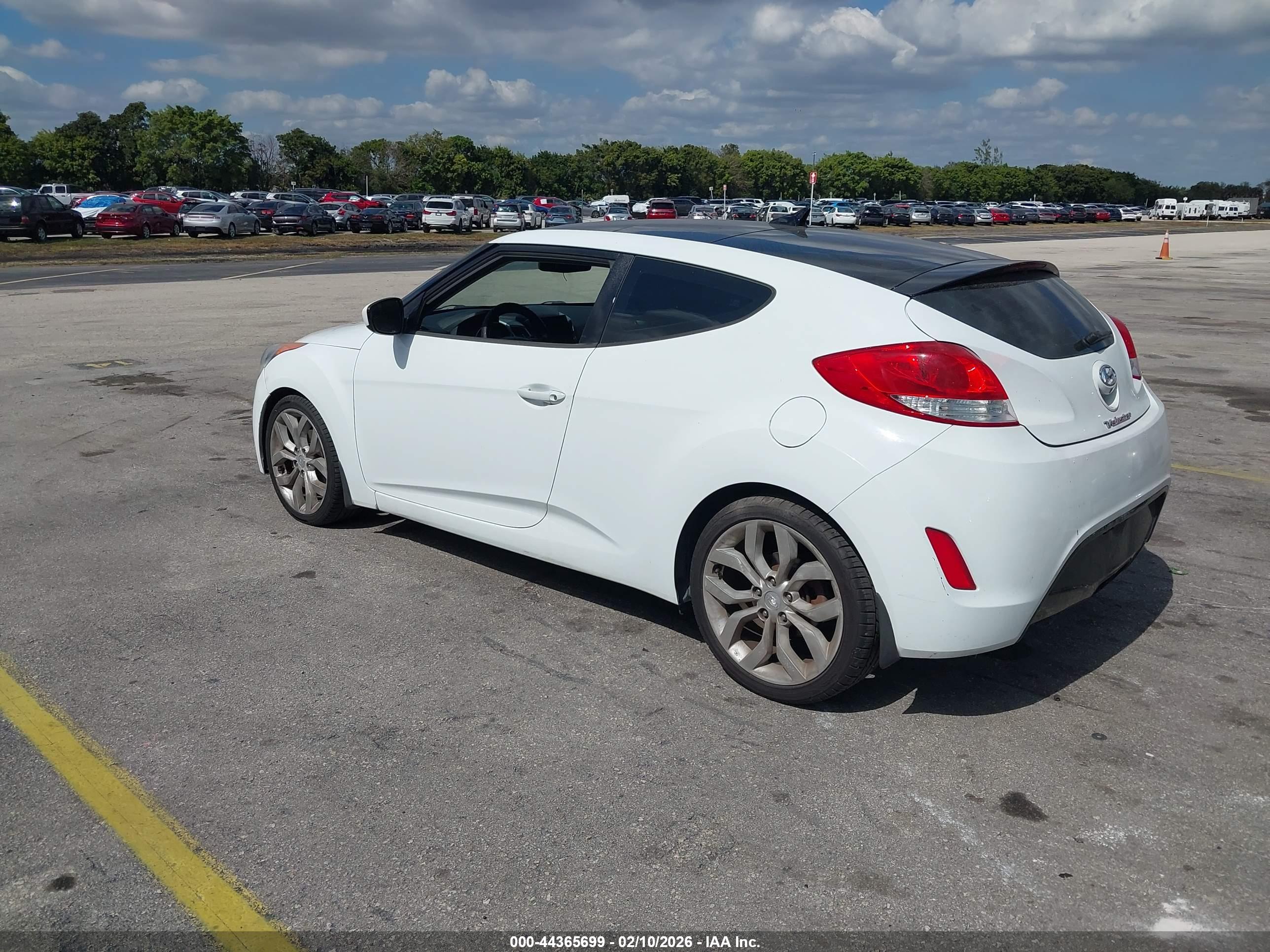 HYUNDAI VELOSTER image 3