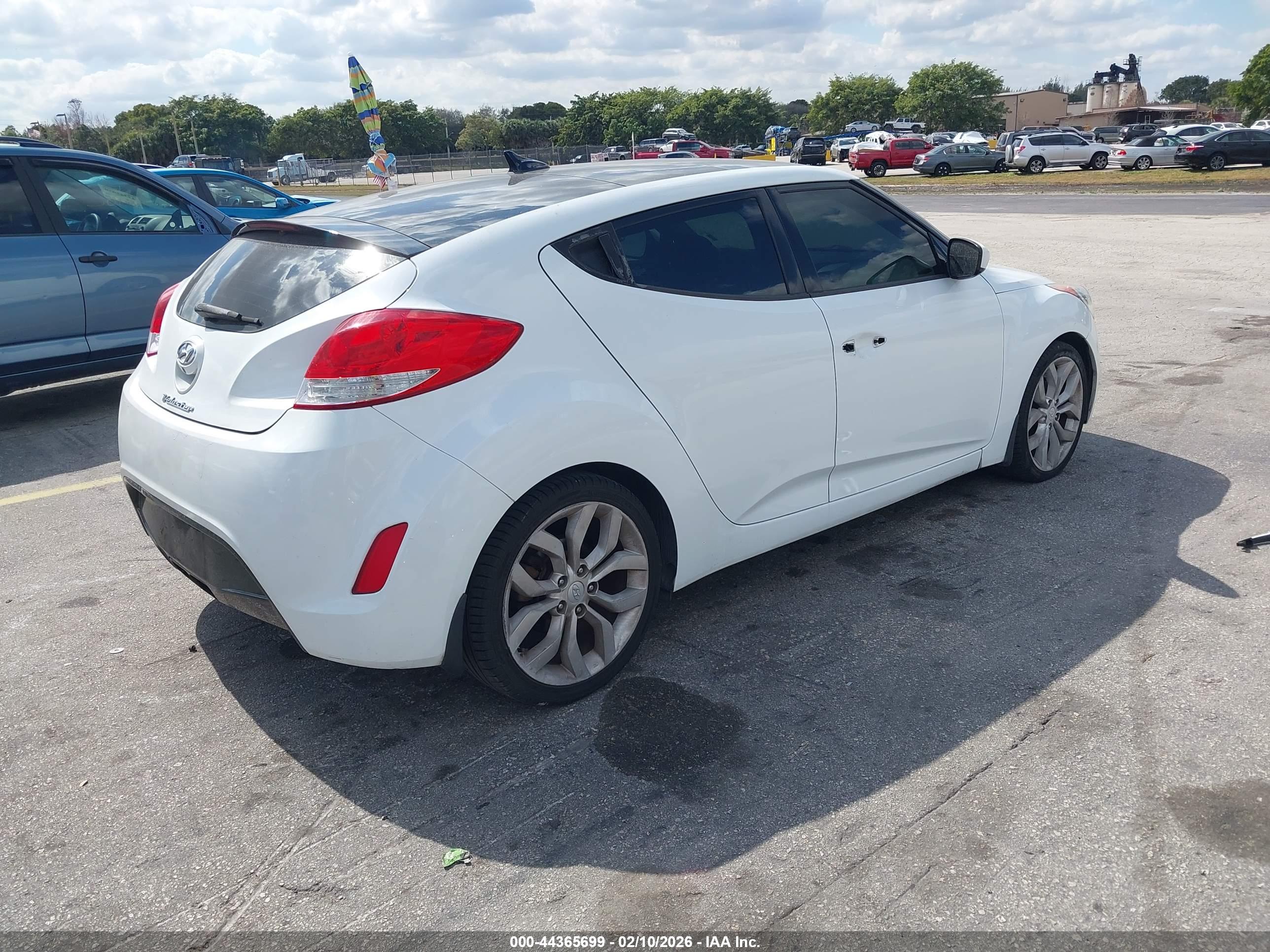 HYUNDAI VELOSTER image 4