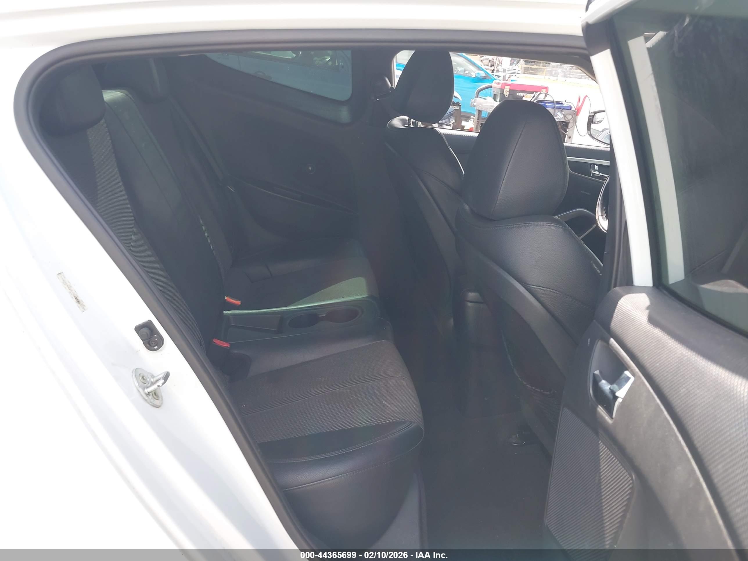 HYUNDAI VELOSTER image 8