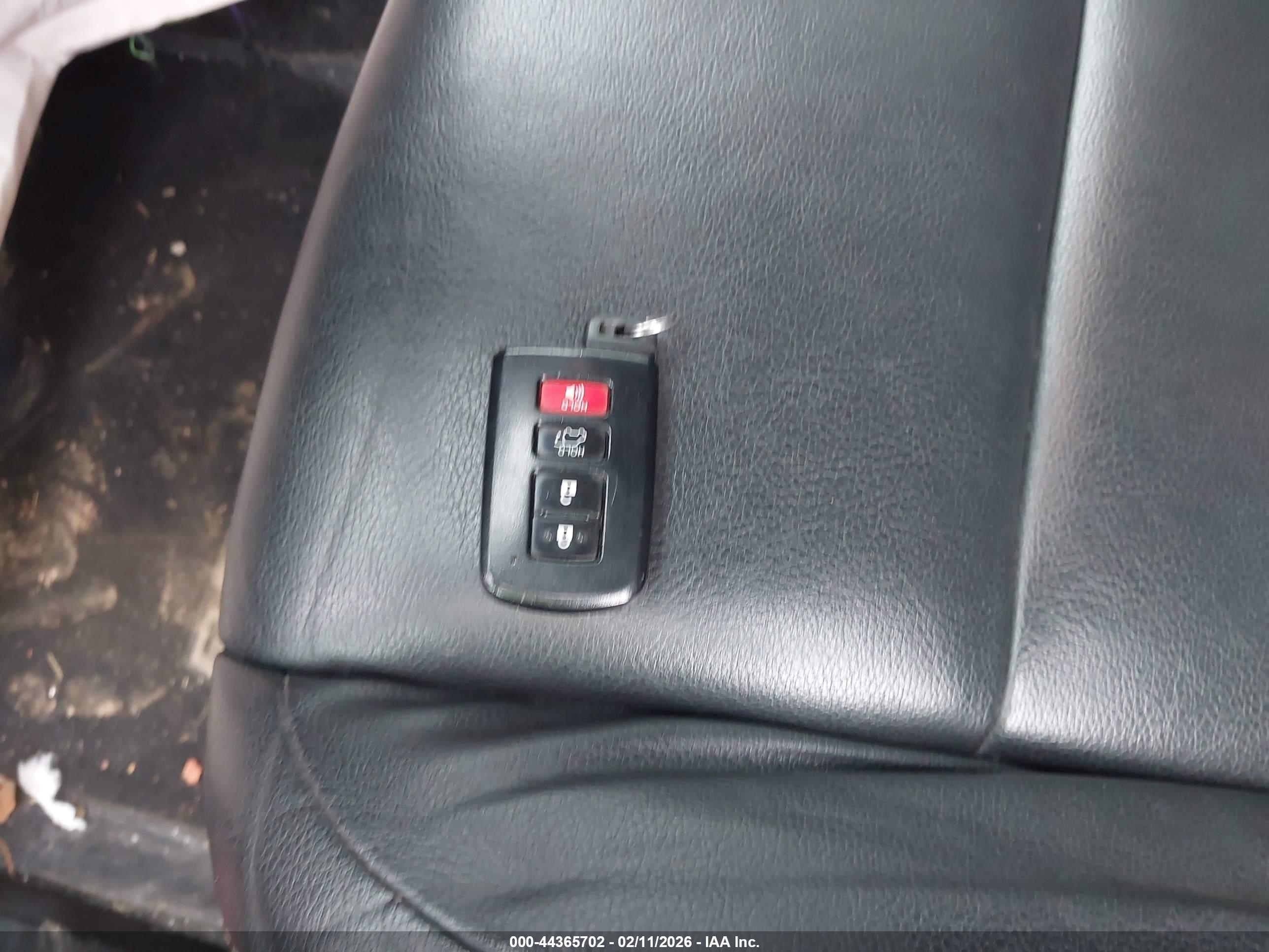 TOYOTA RAV4 image 11
