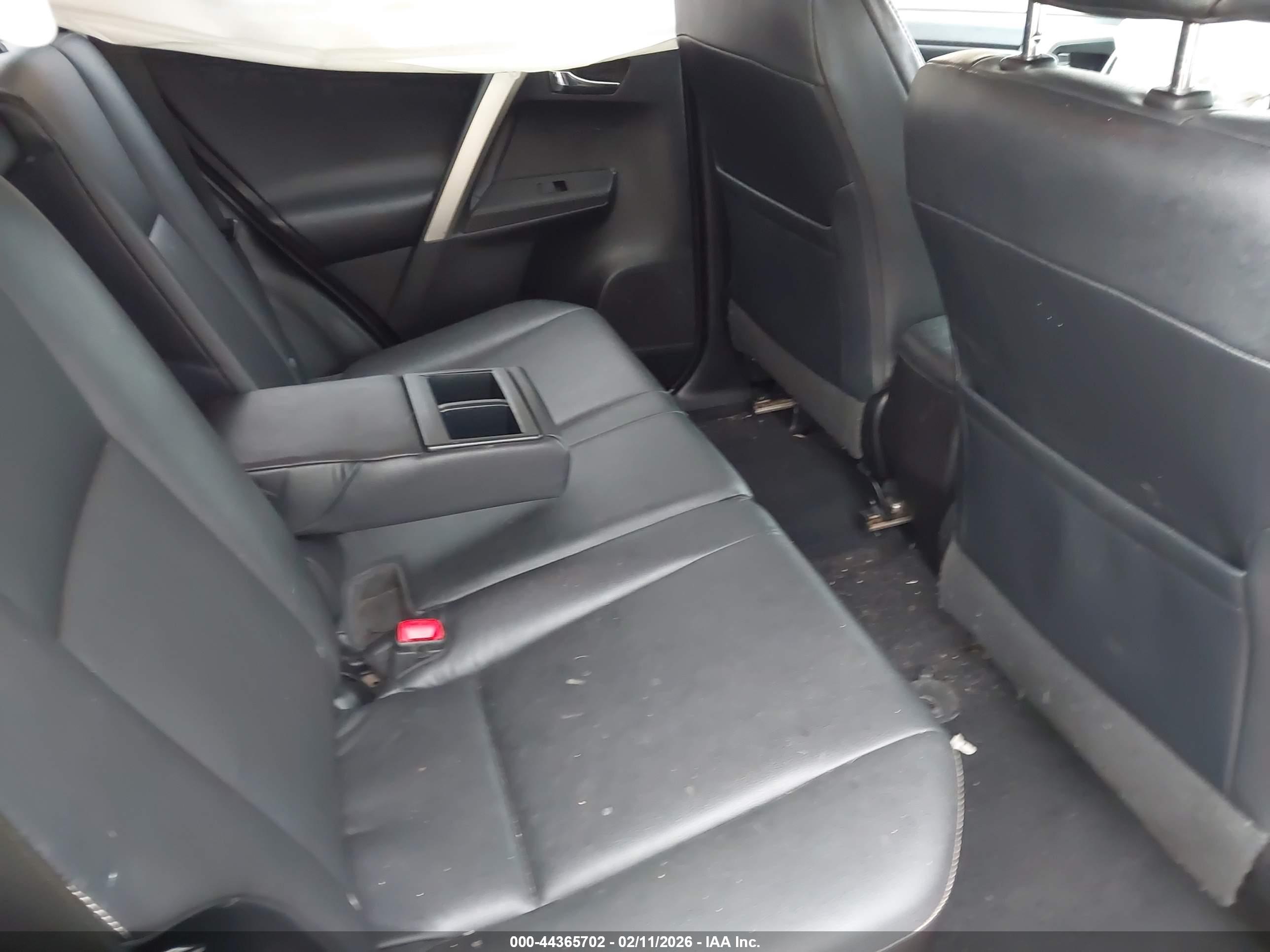 TOYOTA RAV4 image 8