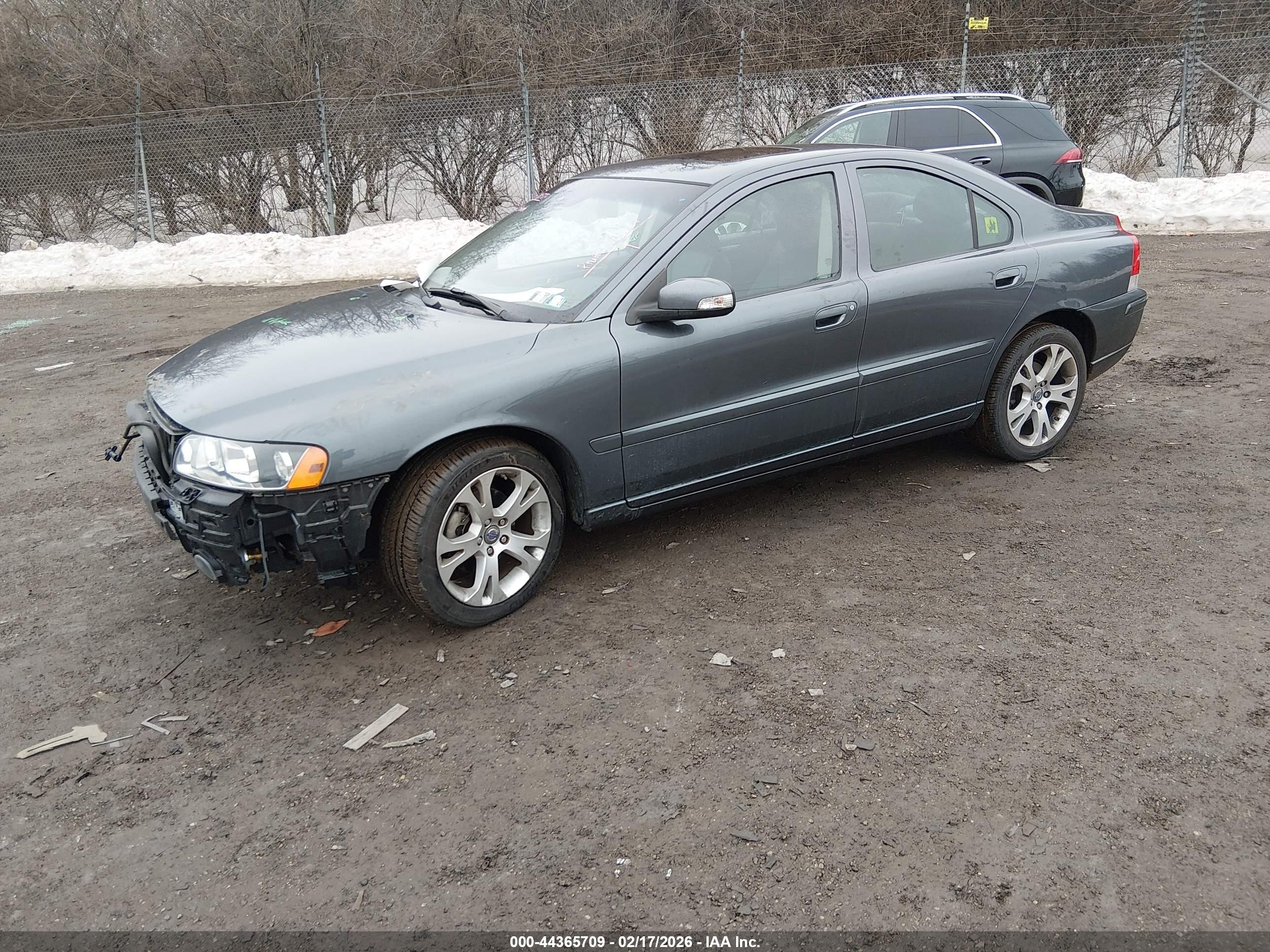 VOLVO S60 image 2