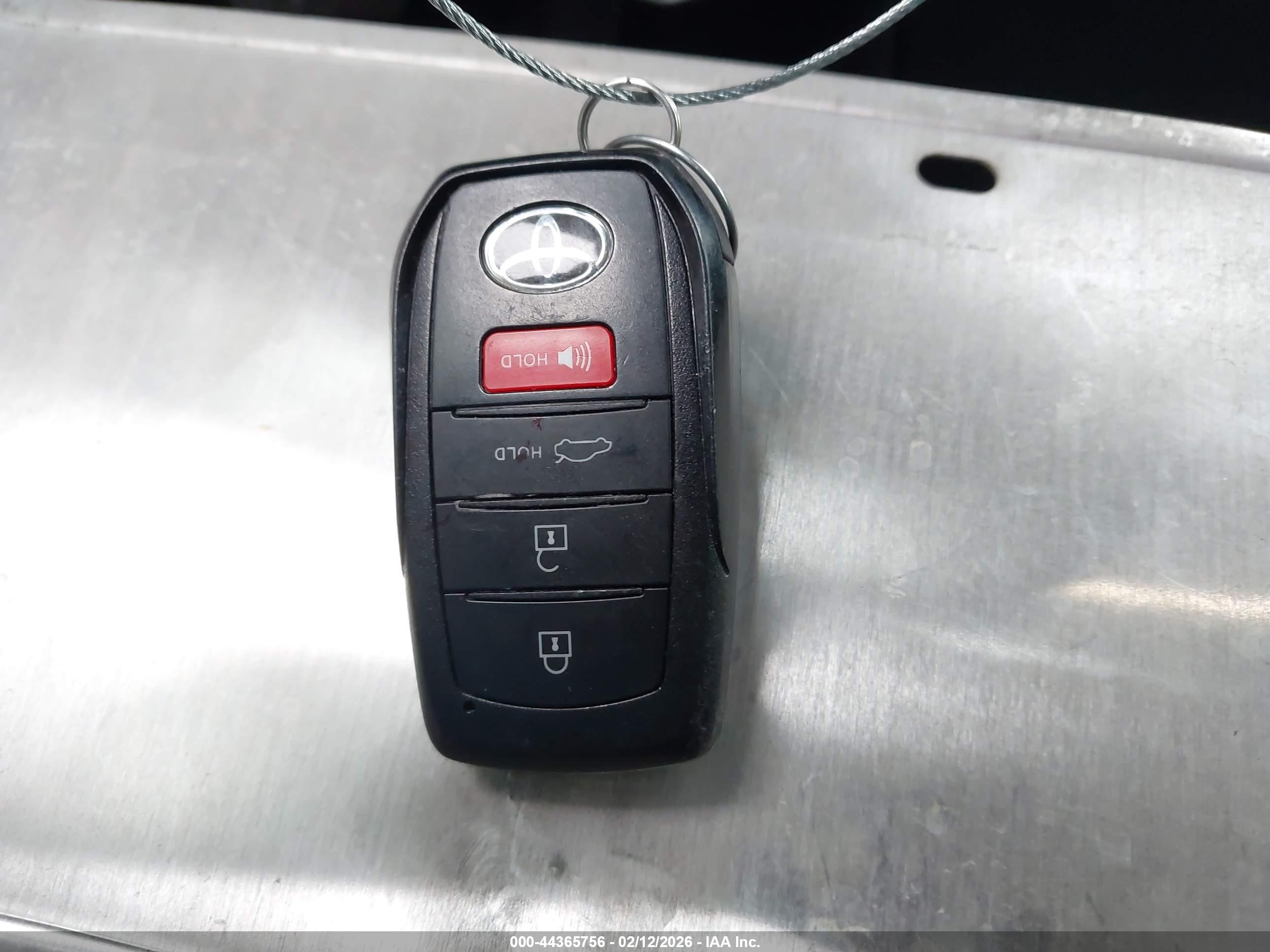 TOYOTA CROWN image 11