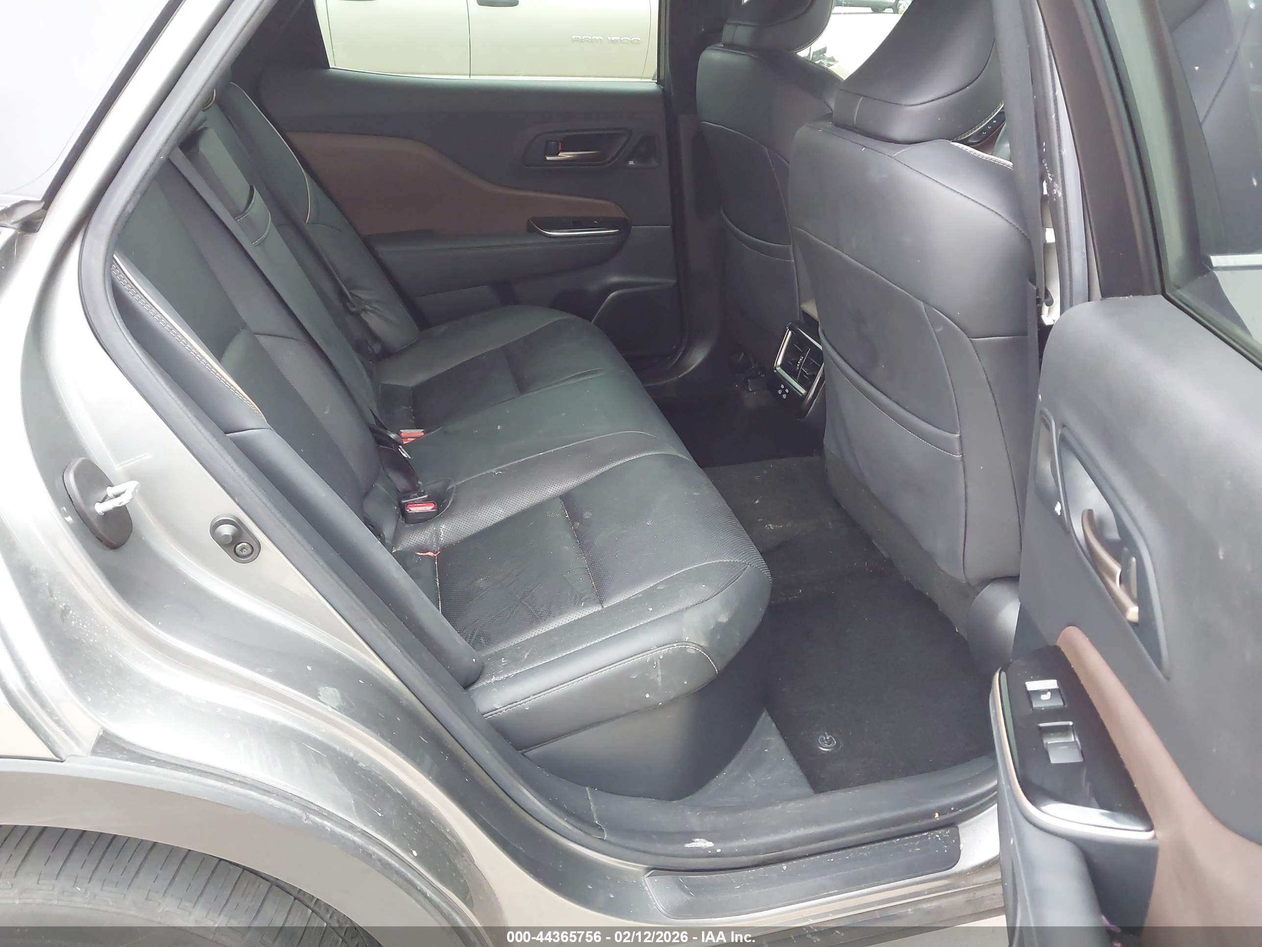 TOYOTA CROWN image 8