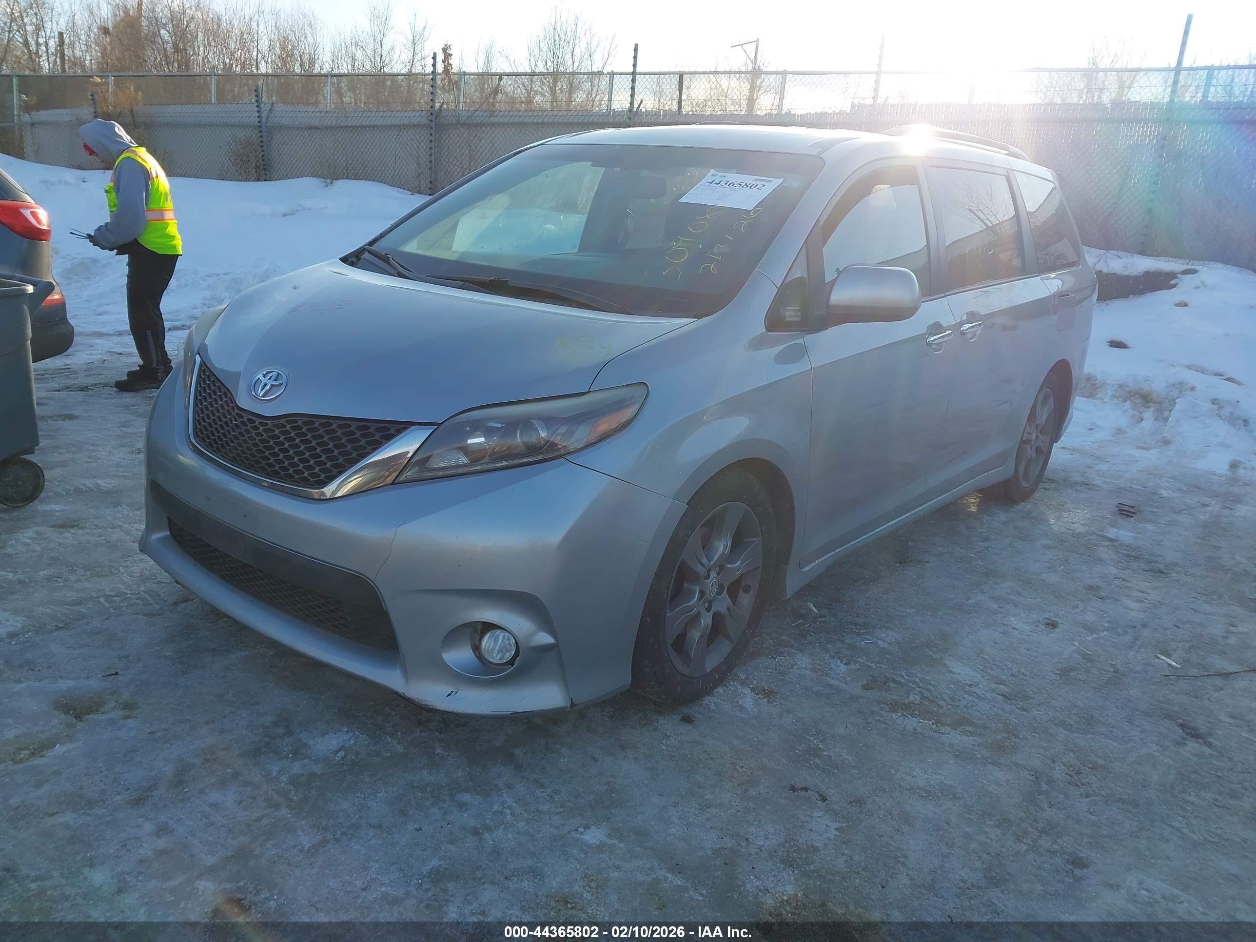 TOYOTA SIENNA image 2