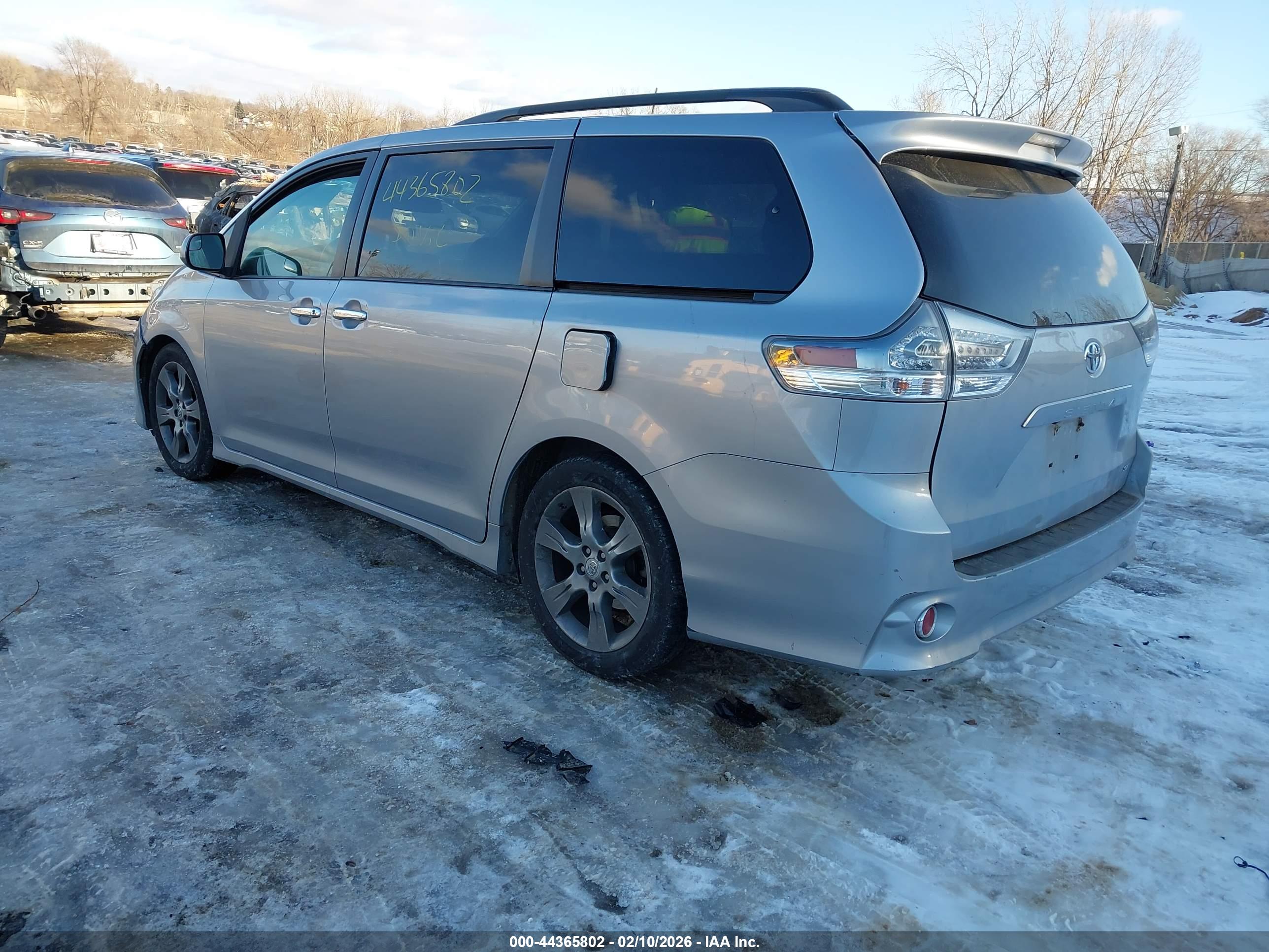 TOYOTA SIENNA image 3