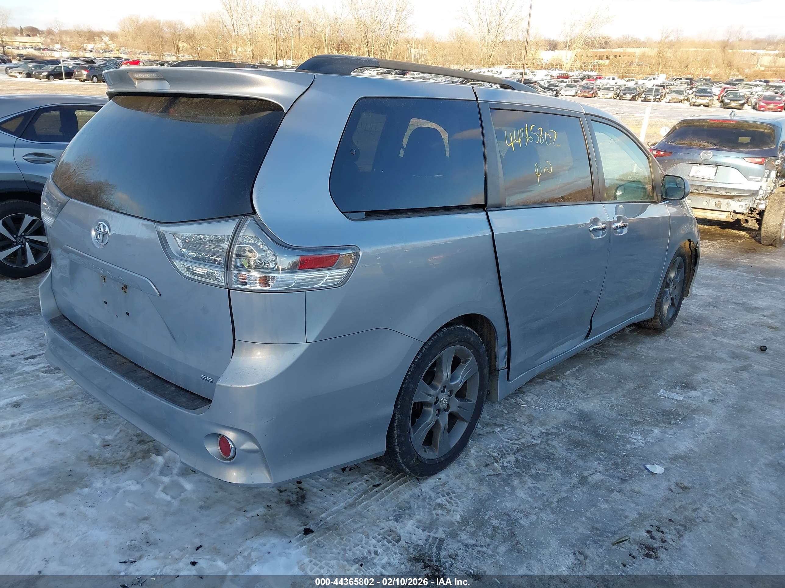 TOYOTA SIENNA image 4