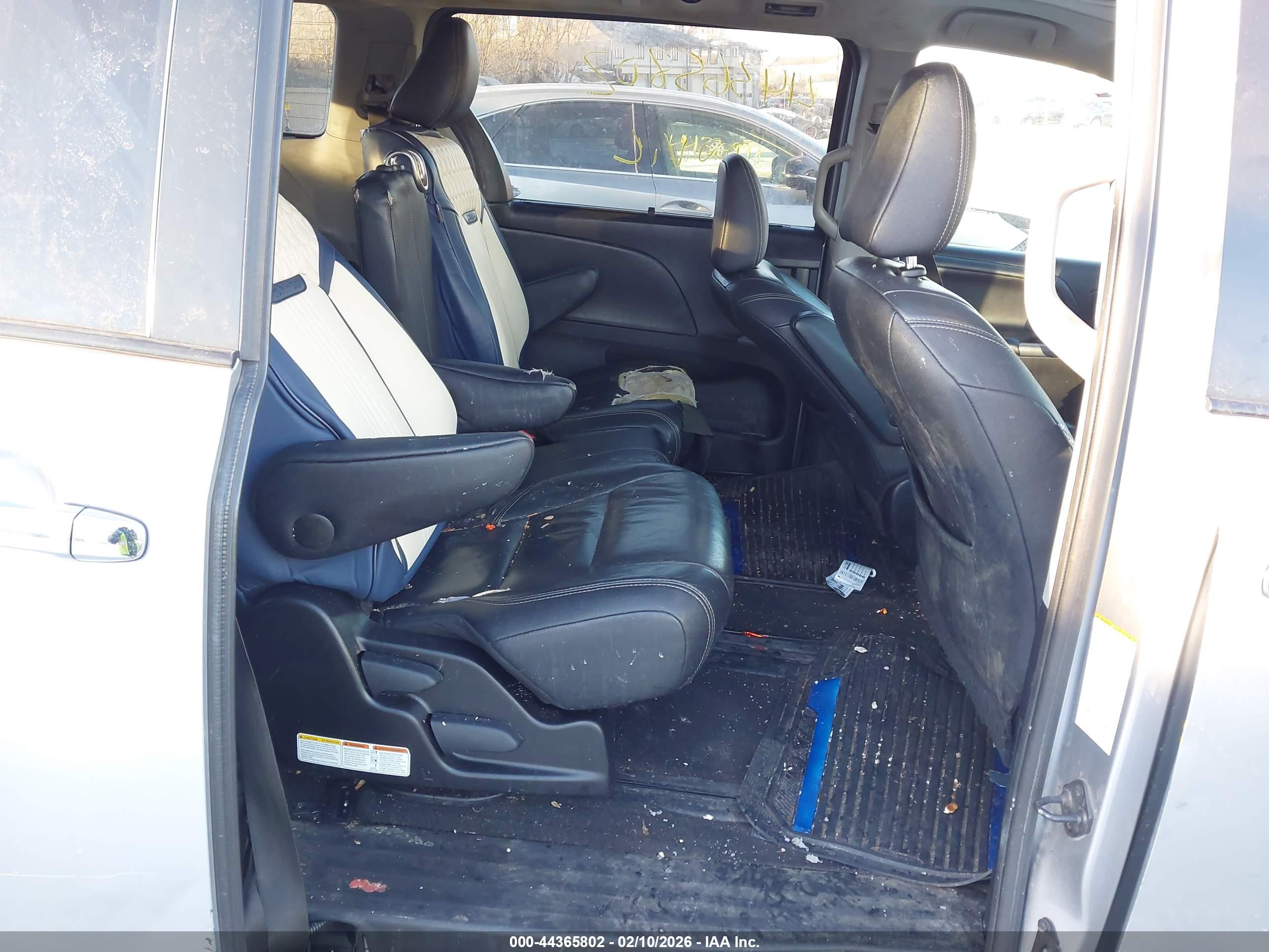 TOYOTA SIENNA image 8