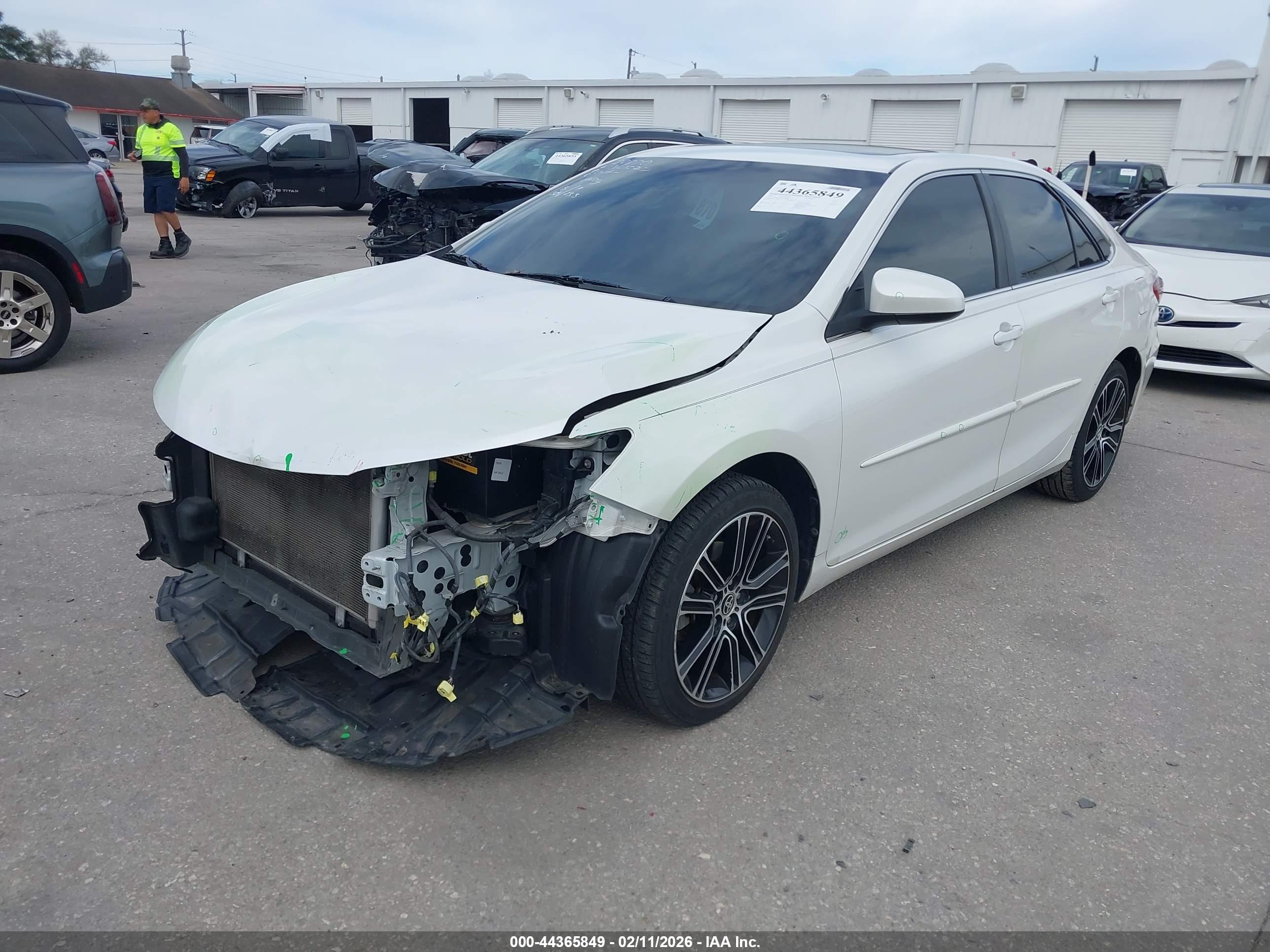 TOYOTA CAMRY image 2