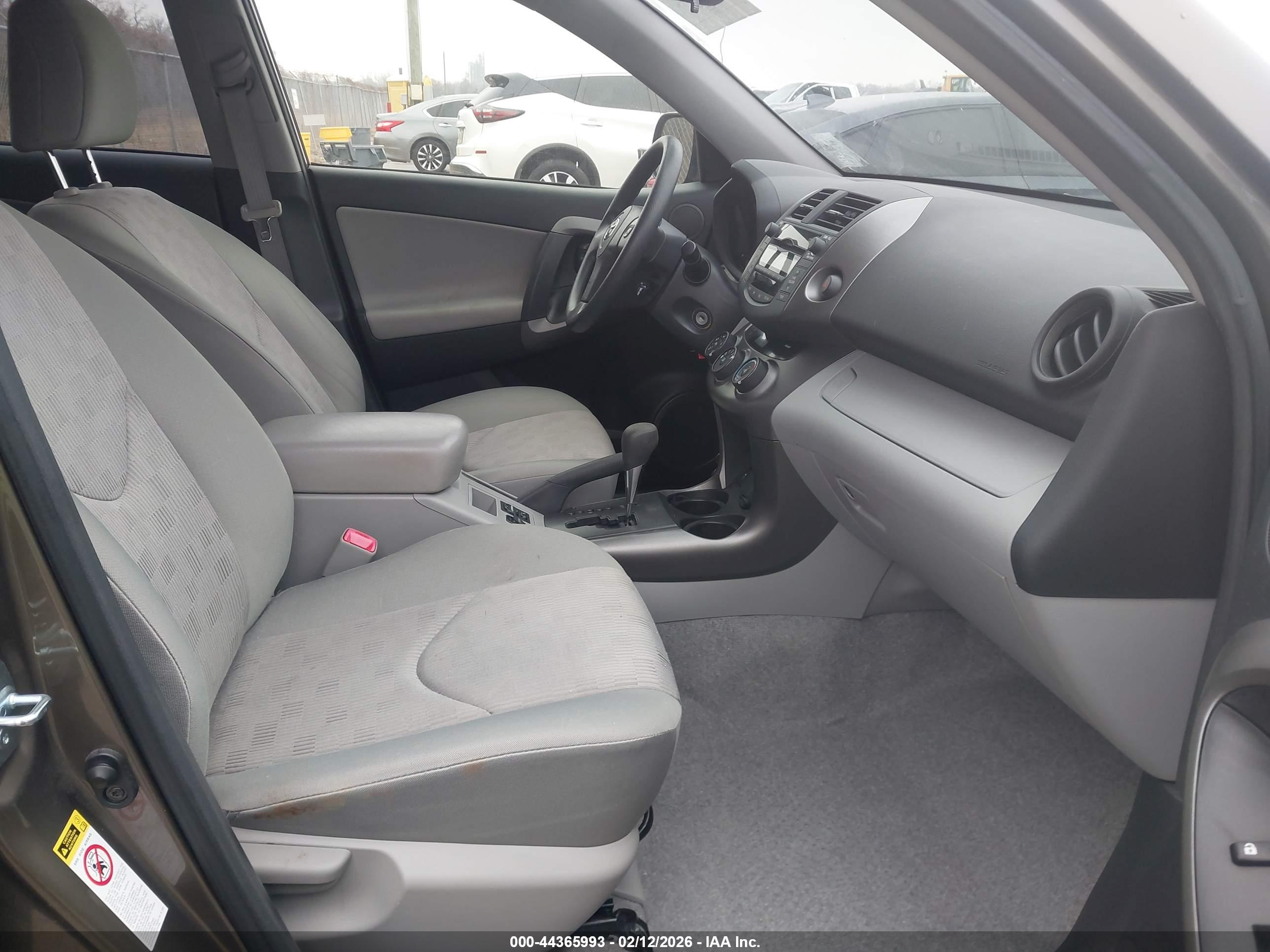 TOYOTA RAV4 image 5