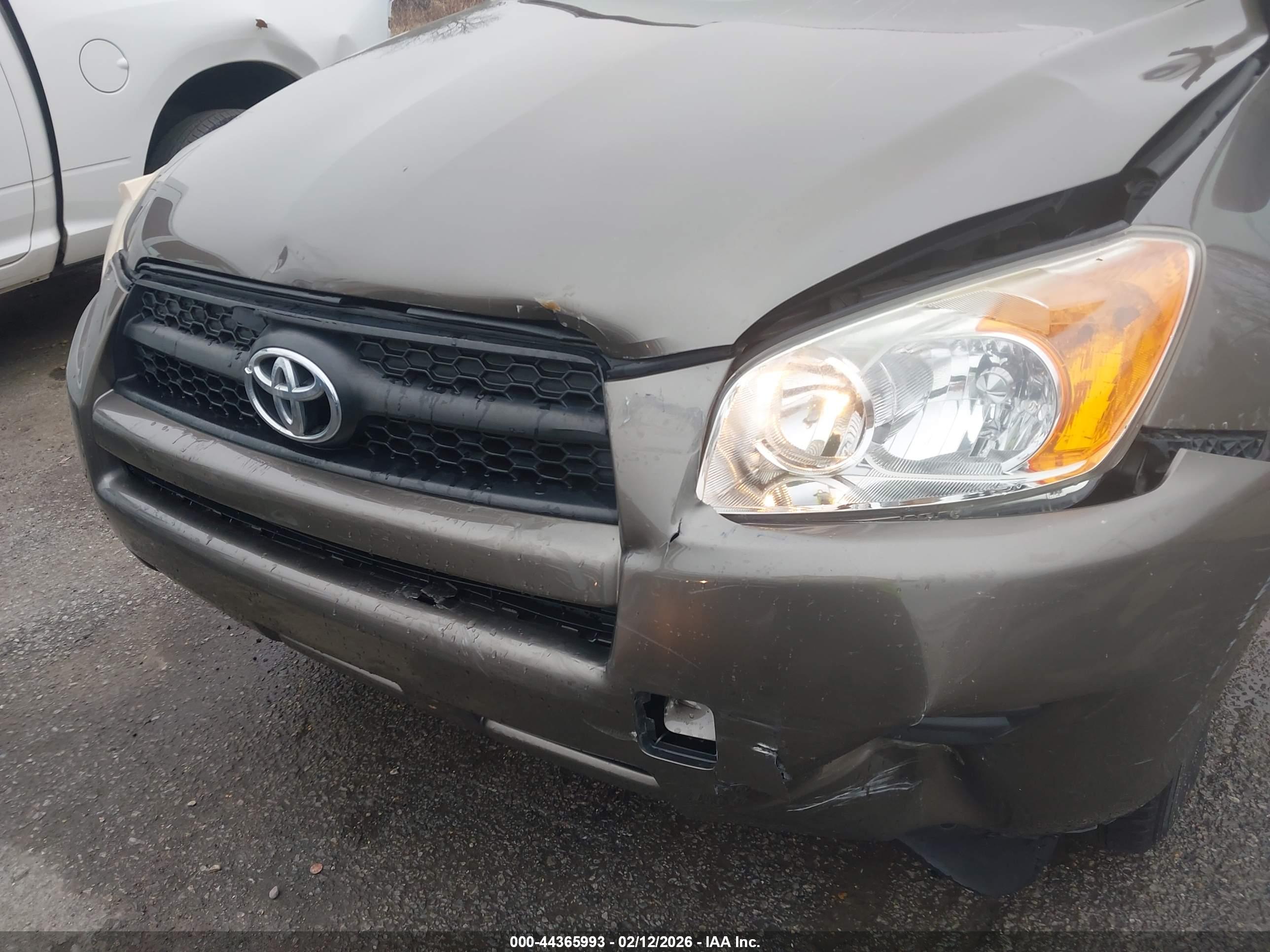 TOYOTA RAV4 image 6