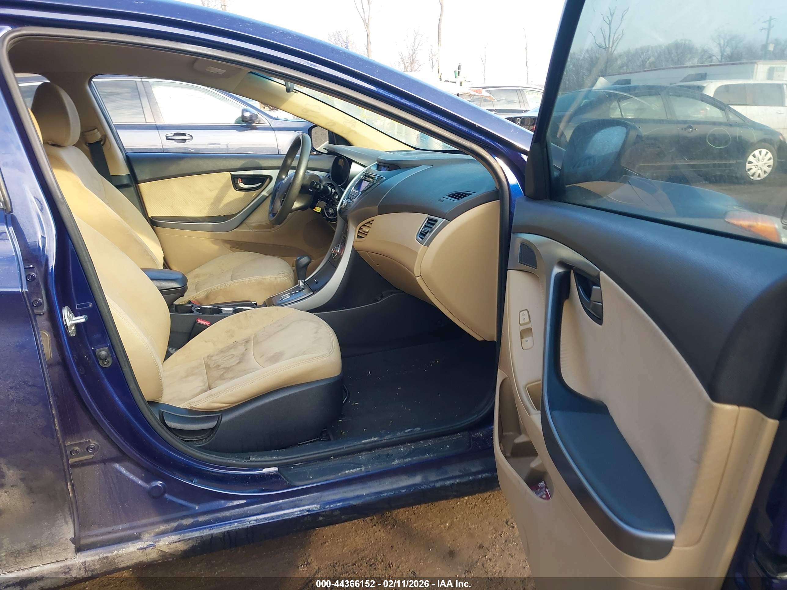 HYUNDAI ELANTRA image 5