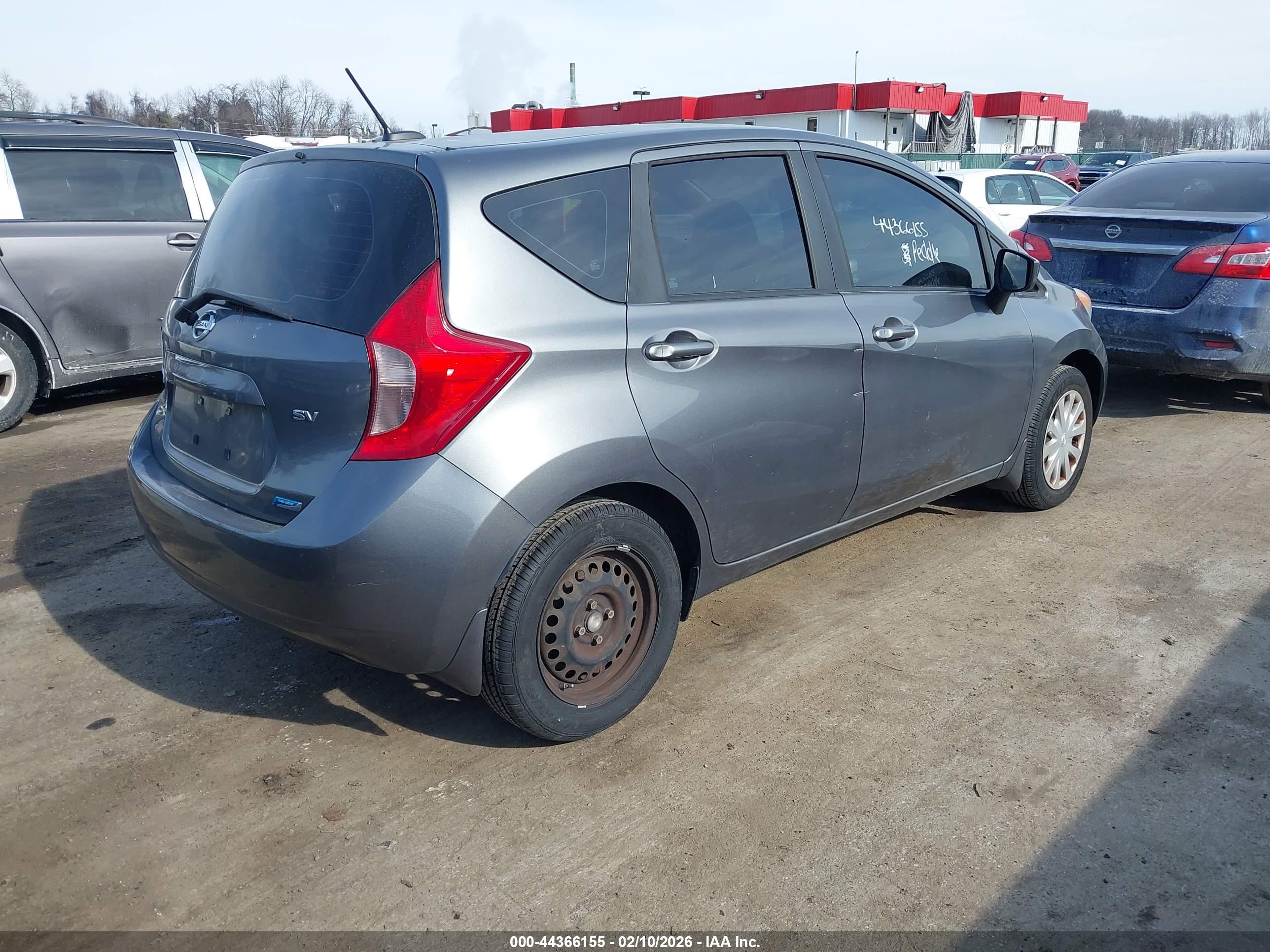 NISSAN VERSA image 4