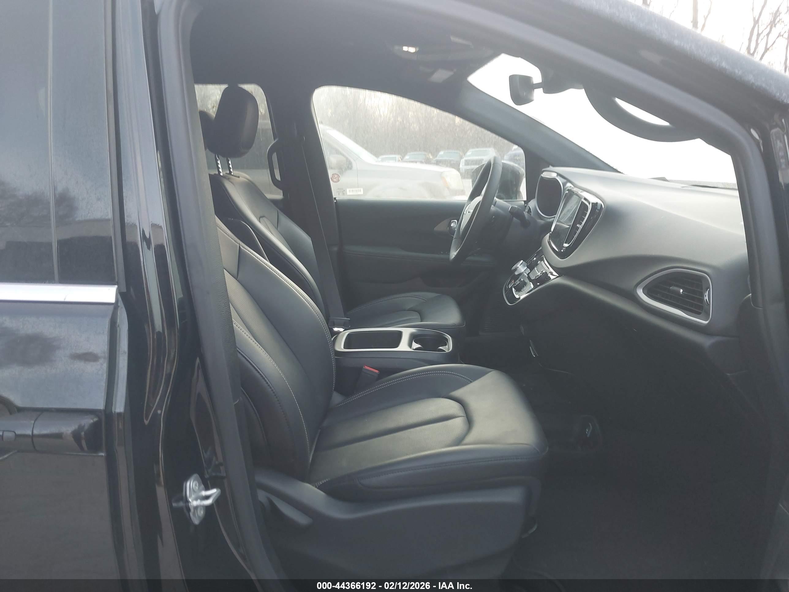 CHRYSLER PACIFICA image 5