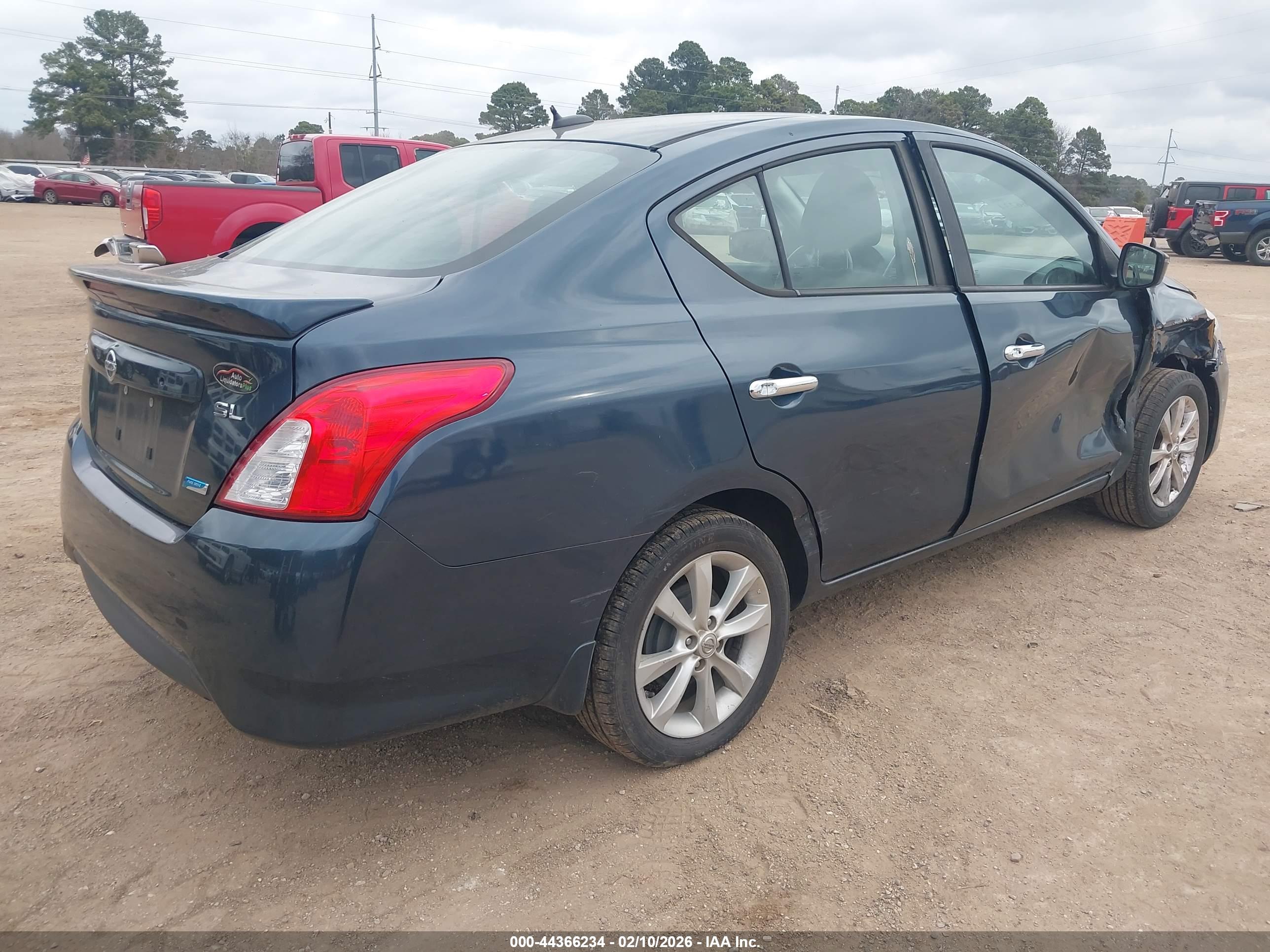 NISSAN VERSA image 4